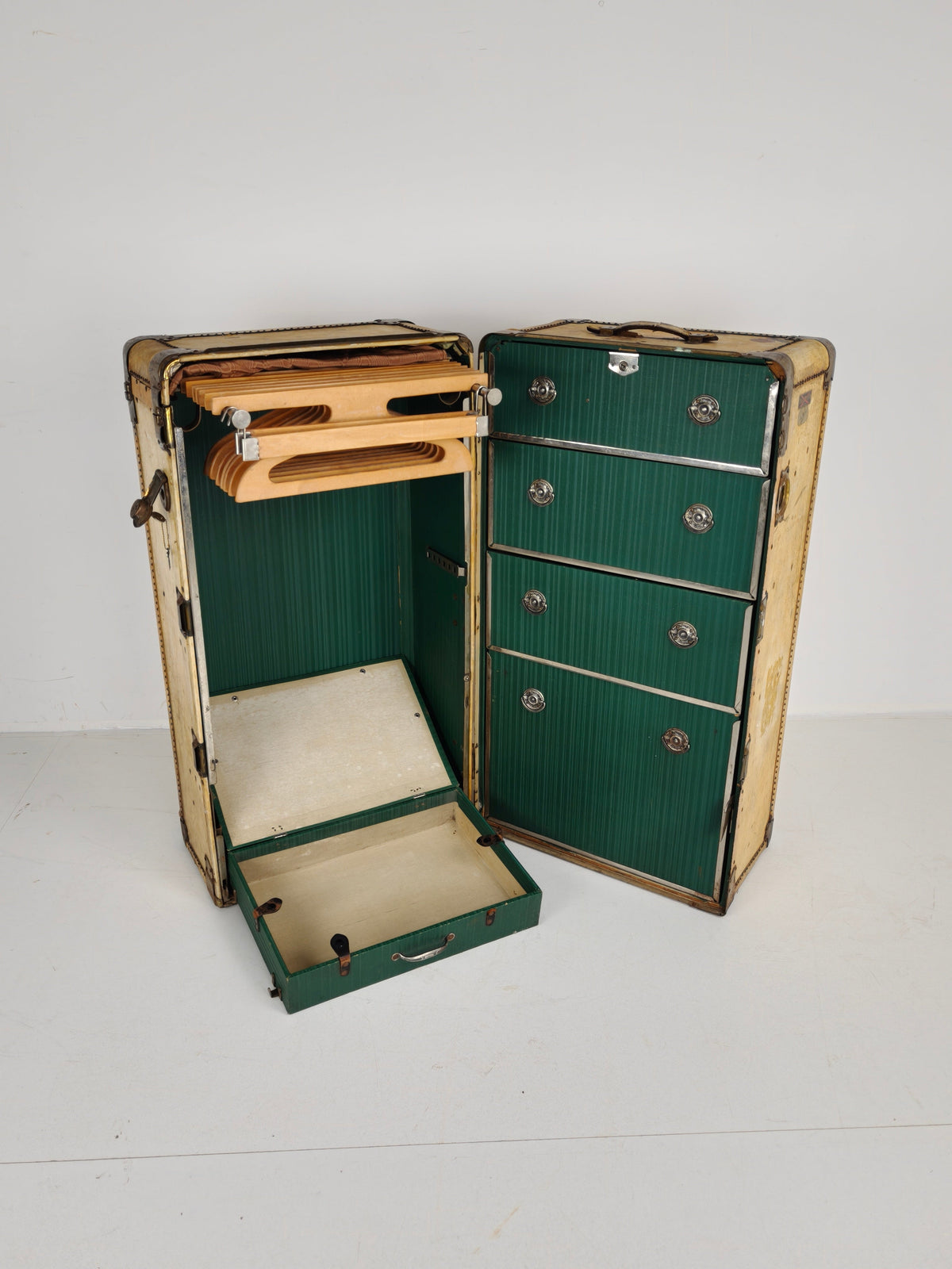 1930s Wardrobe Steamer Trunk by Hartmann – Goat Skin Chest 1930s Wardrobe Steamer Trunk by Hartmann – Goat Skin Chest