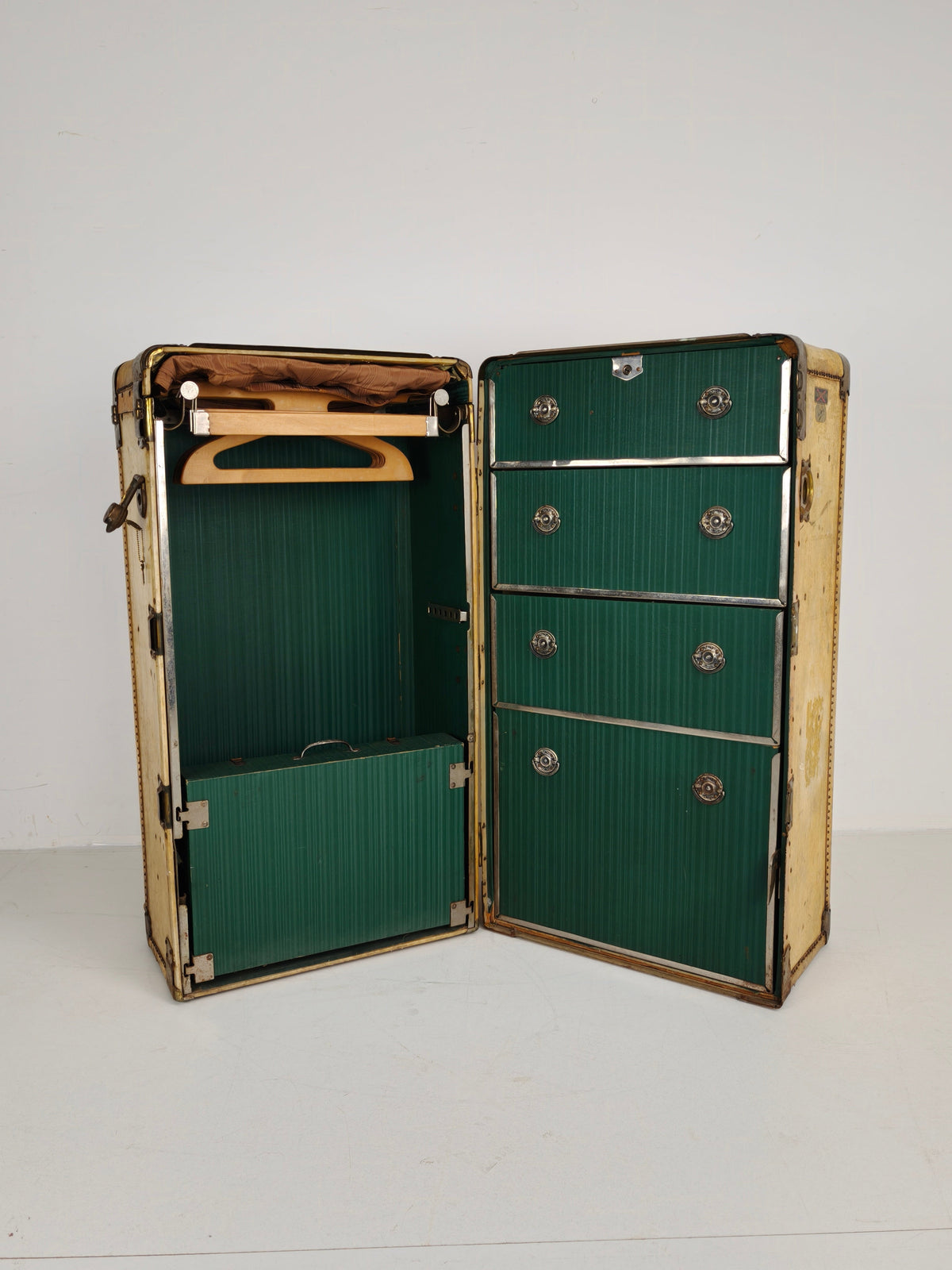 1930s Wardrobe Steamer Trunk by Hartmann – Goat Skin Chest 1930s Wardrobe Steamer Trunk by Hartmann – Goat Skin Chest
