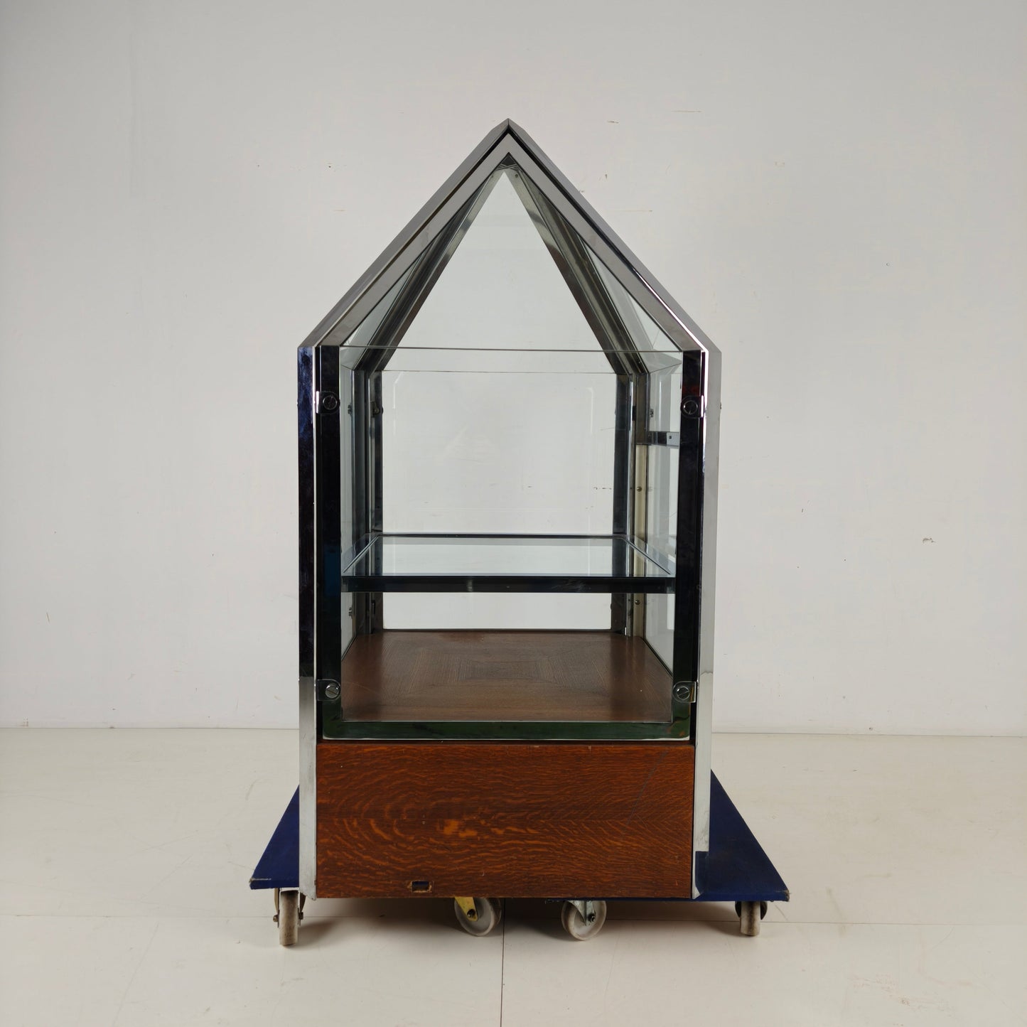 1980s Bijenkorf Arnhem Display Vitrine – Architectural Chrome Showcase 1980s Bijenkorf Arnhem Display Vitrine – Architectural Chrome Showcase