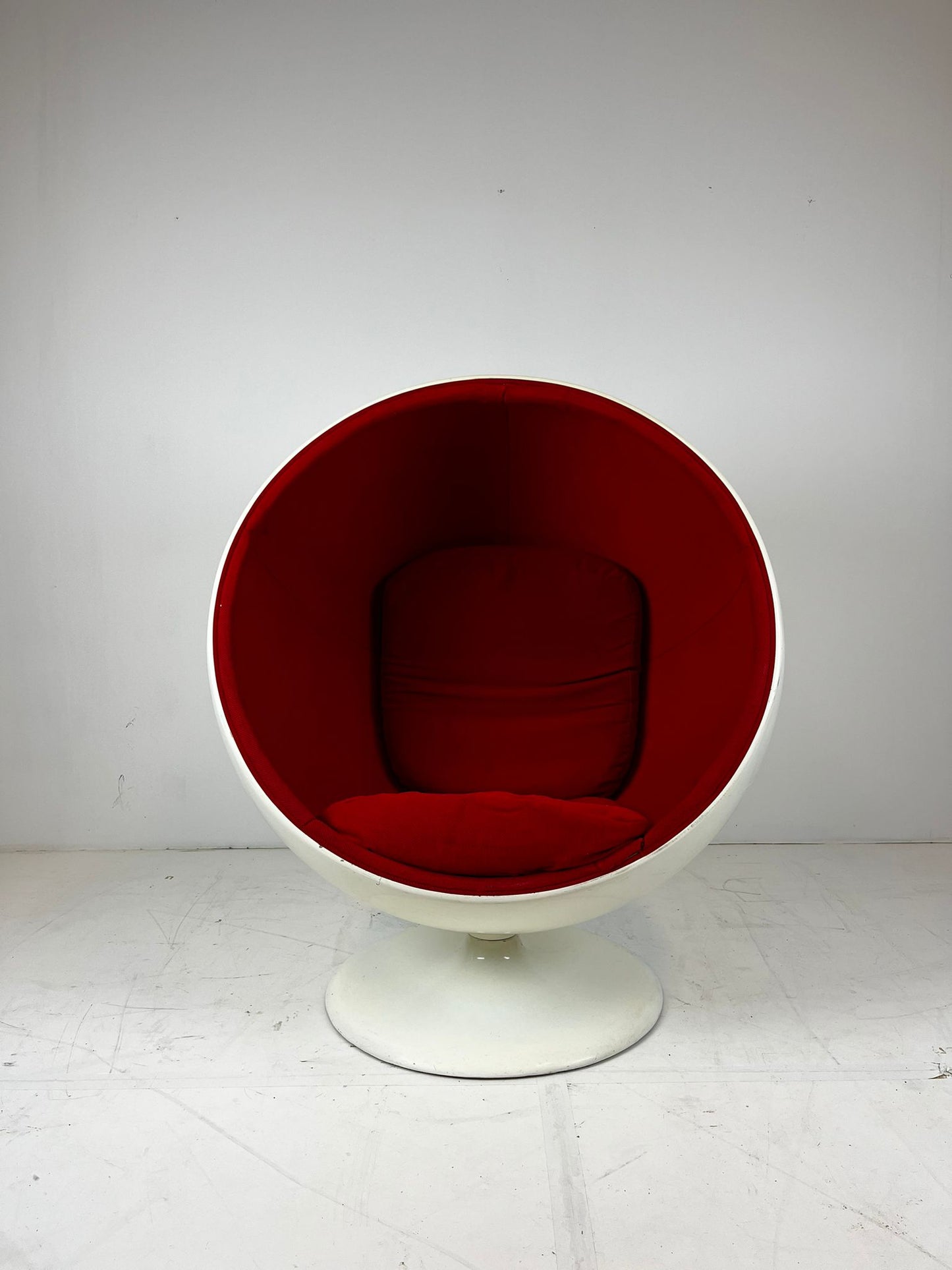 Eero Aarnio ball chair