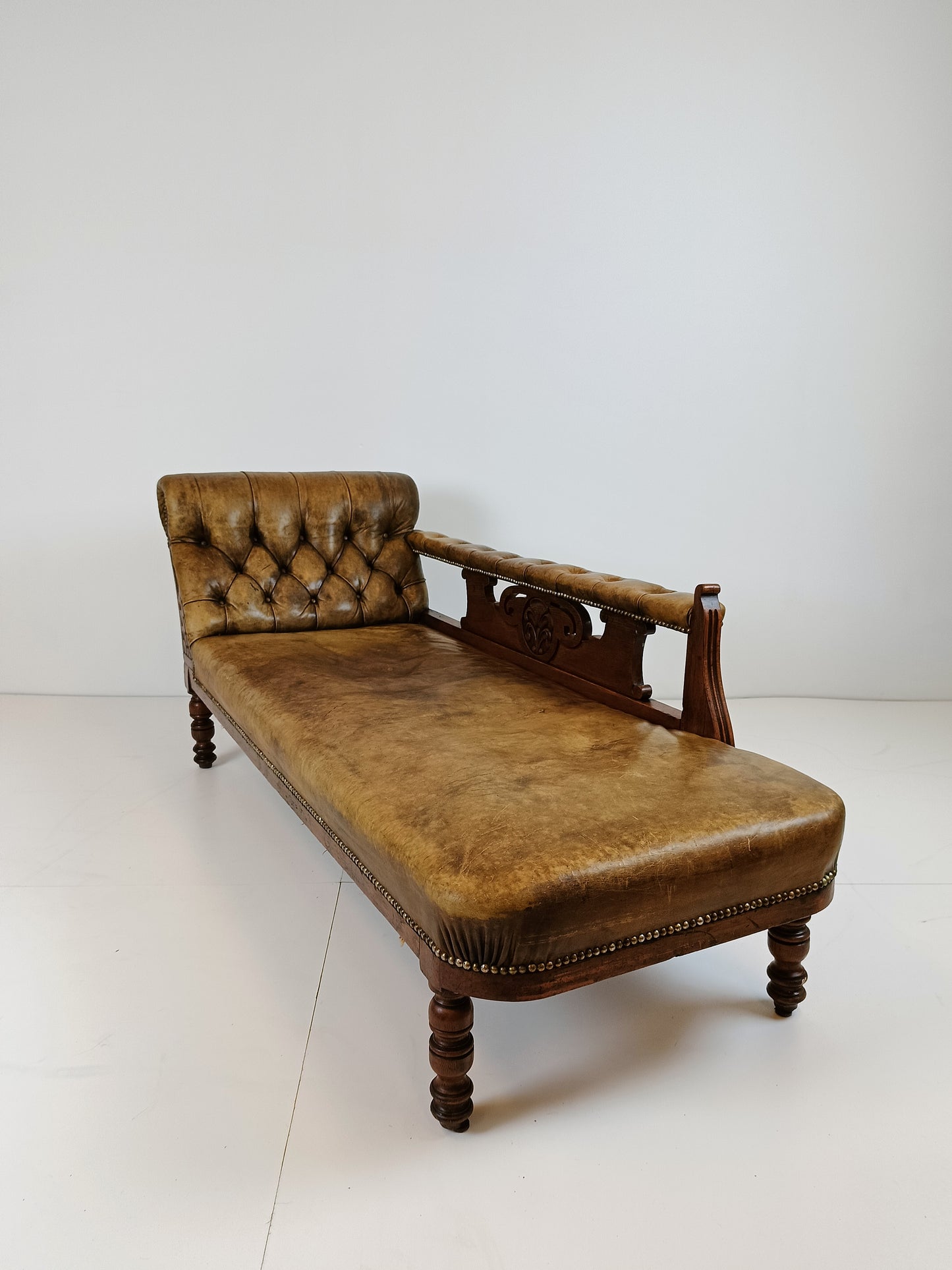 Gorgeous Antique Chaise Lounge Sofa/Daybed