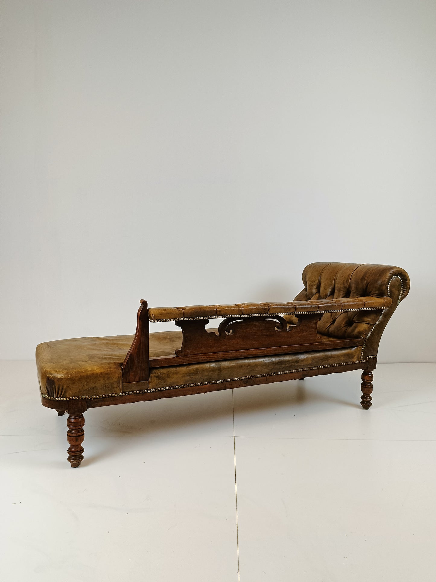 Gorgeous Antique Chaise Lounge Sofa/Daybed
