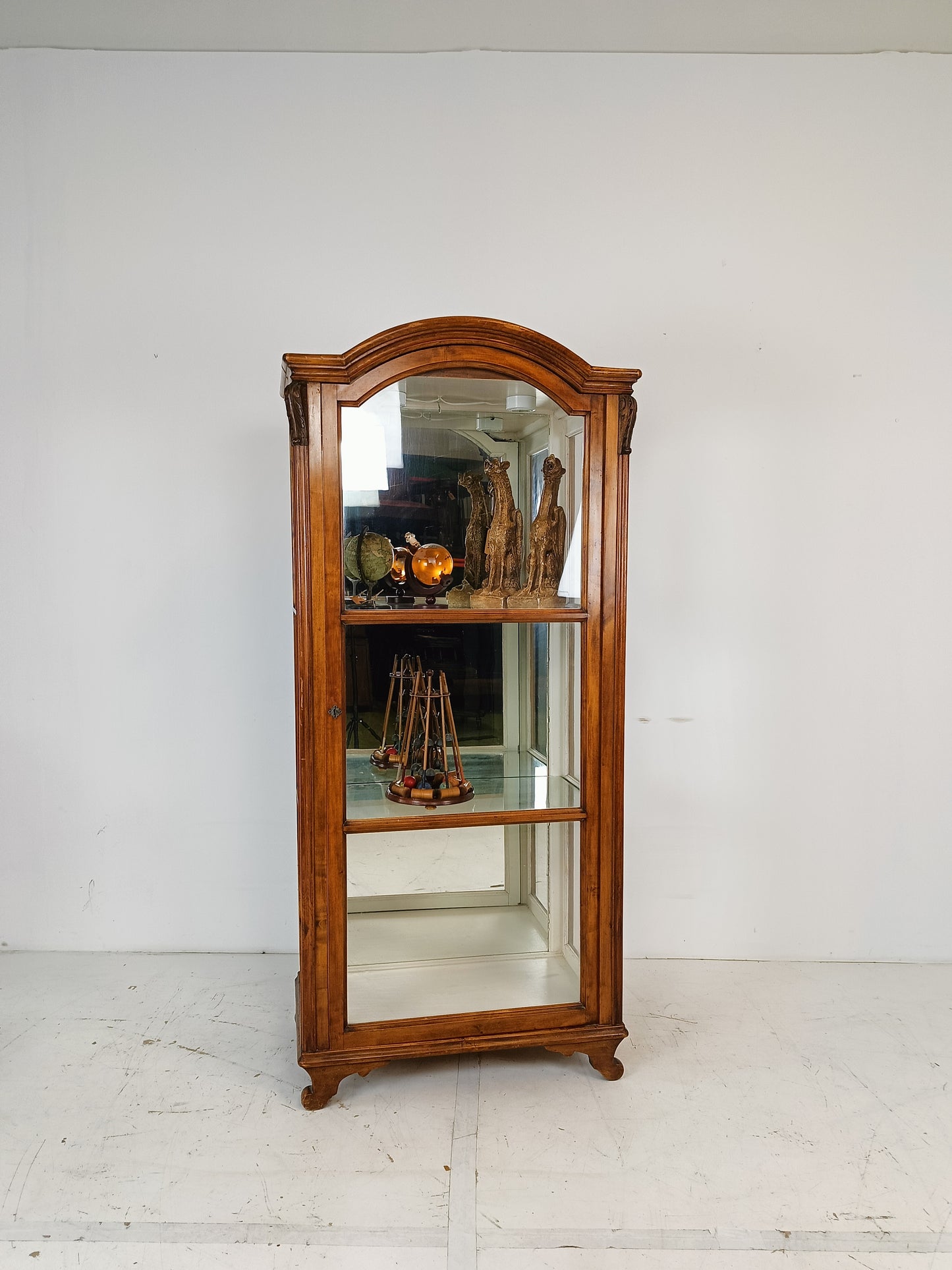Eye catching display cabinet