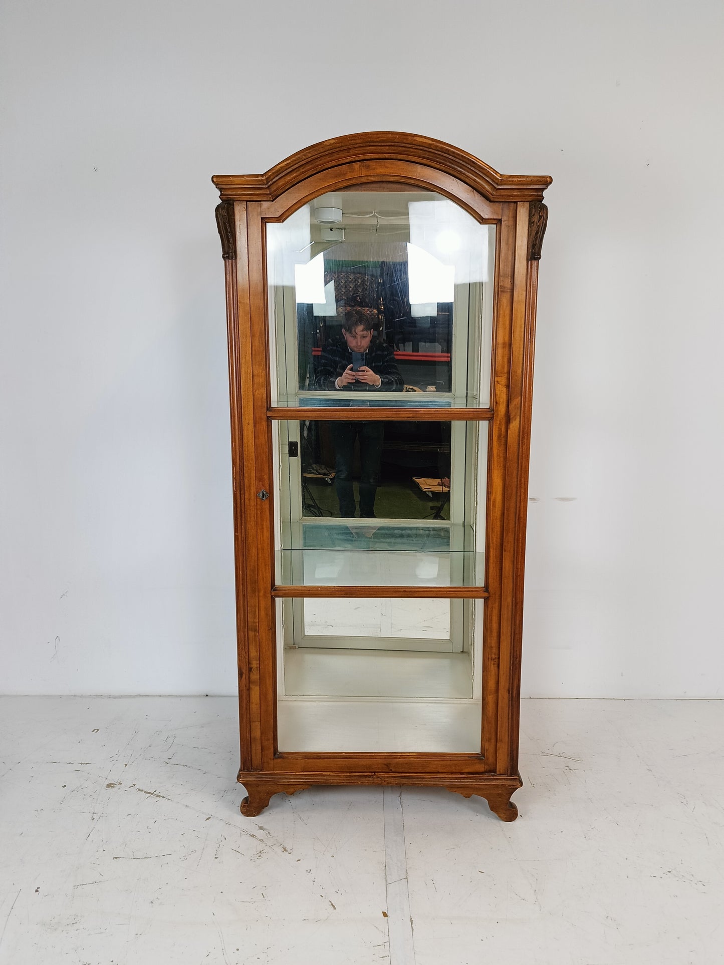 Eye catching display cabinet