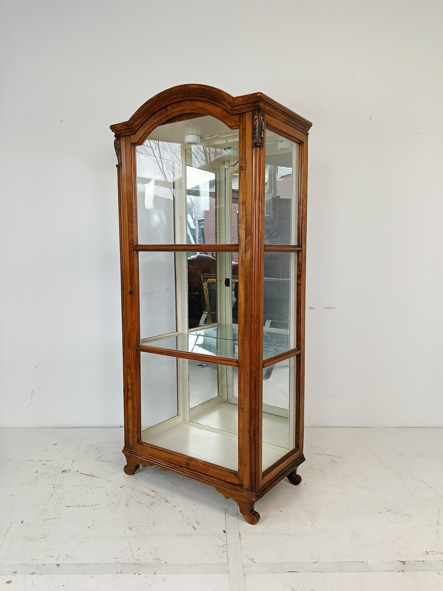 Eye catching display cabinet