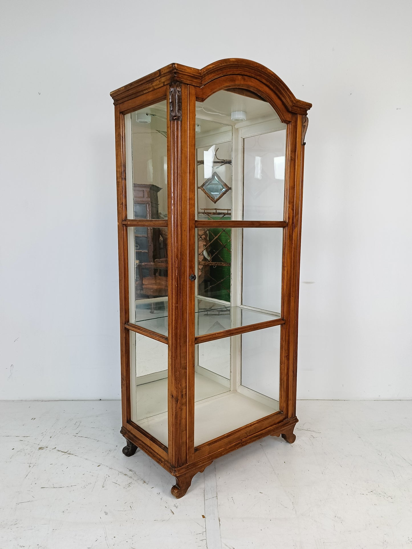 Eye catching display cabinet