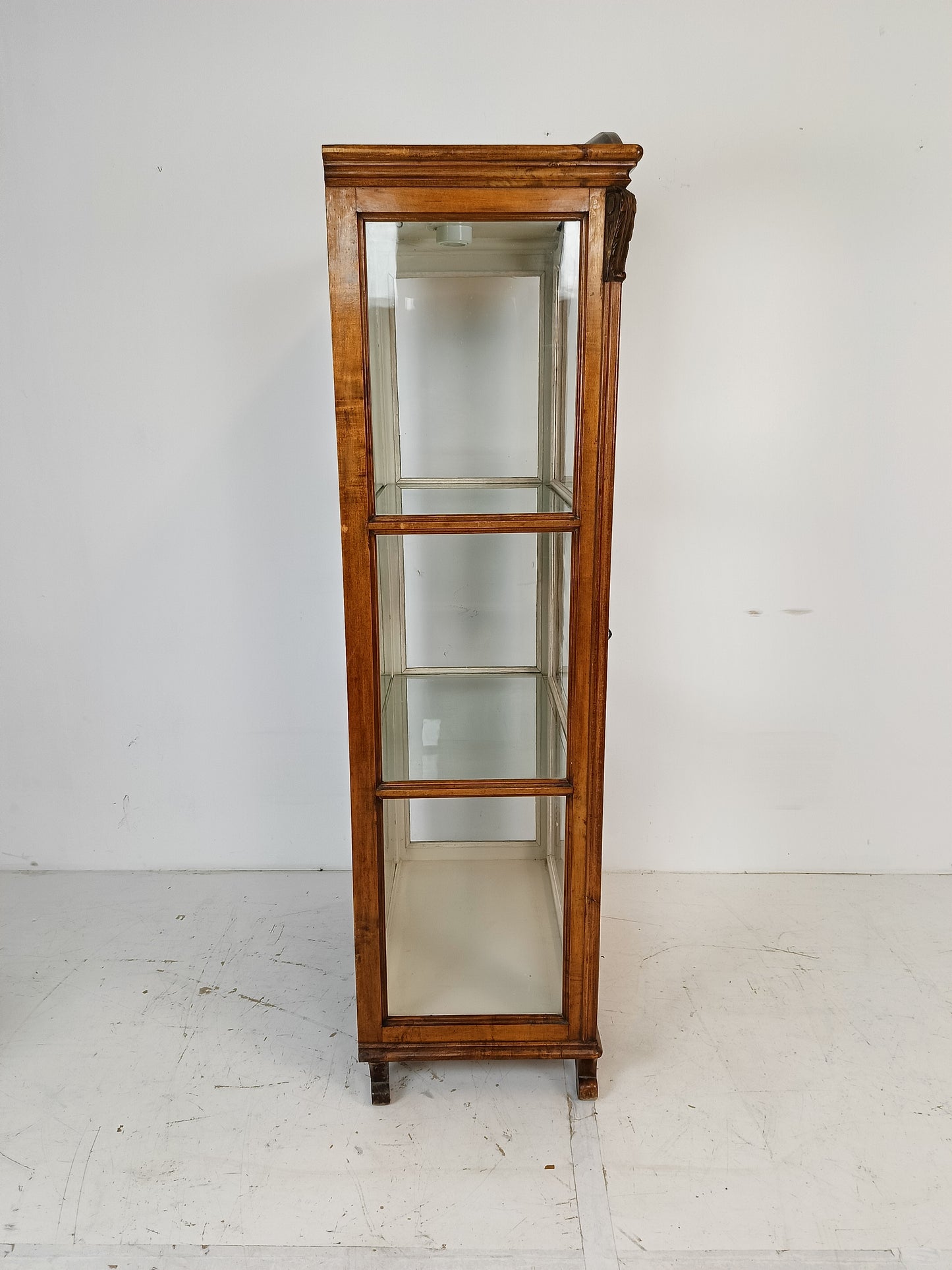 Eye catching display cabinet