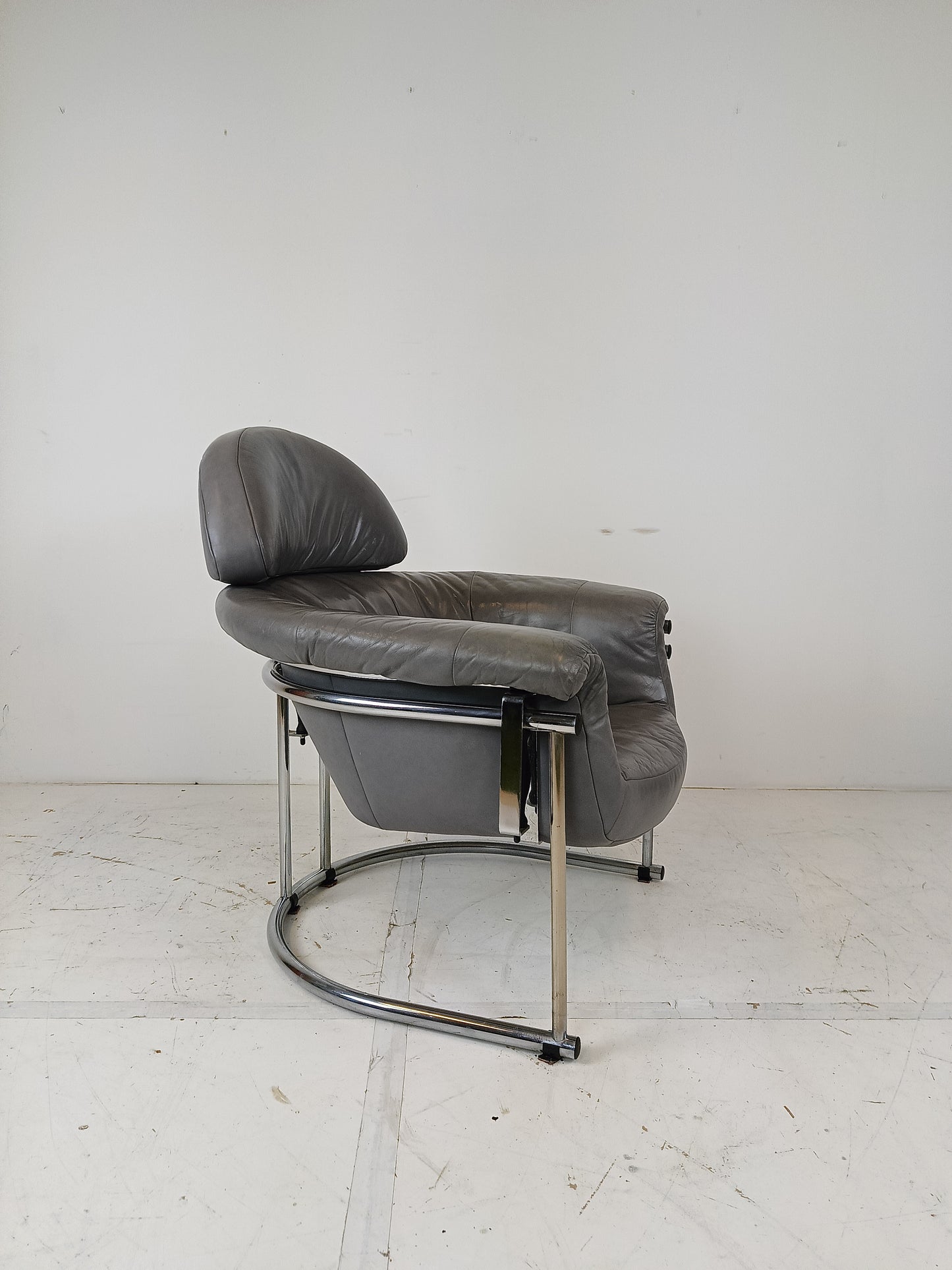 Vintage leather armchair with chrome tubular frame