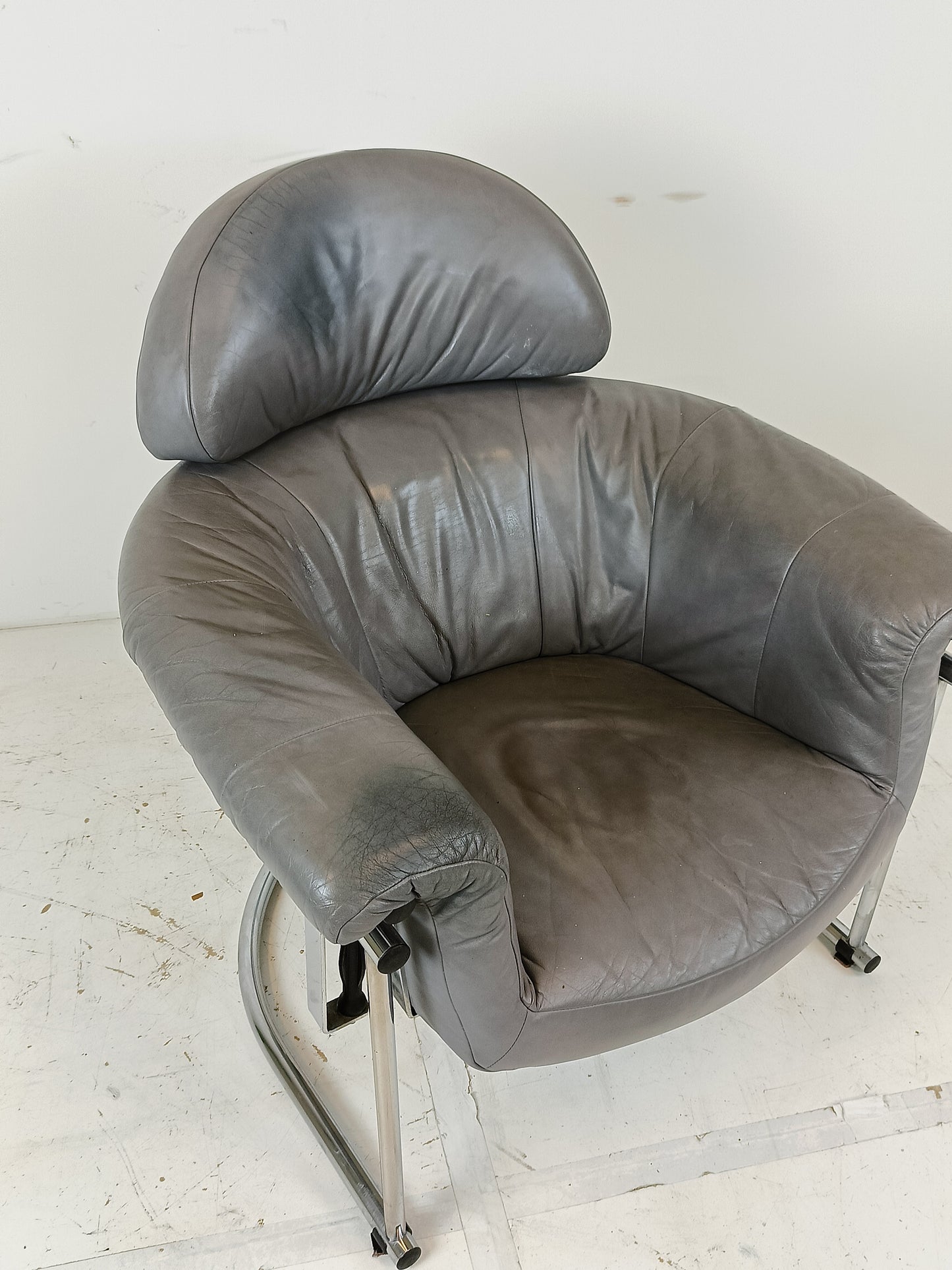 Vintage leather armchair with chrome tubular frame