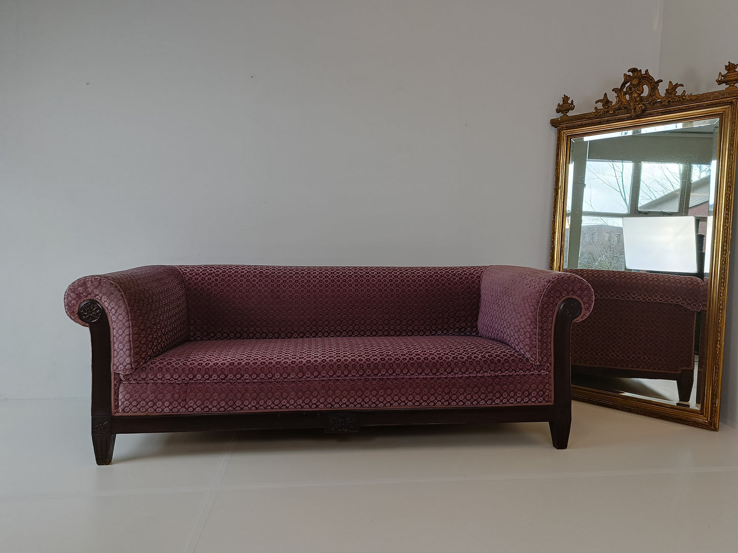 Ashtonishing Antique Lilla Sofa