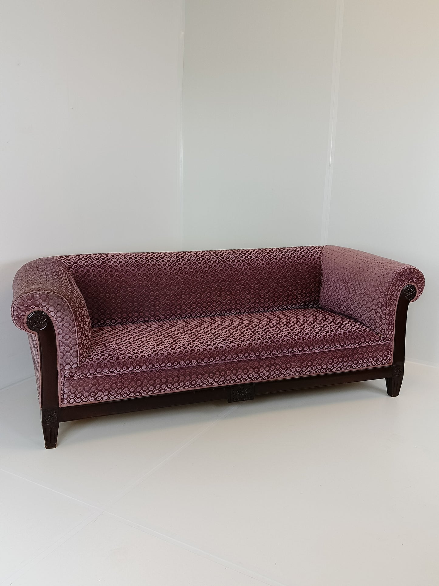Ashtonishing Antique Lilla Sofa