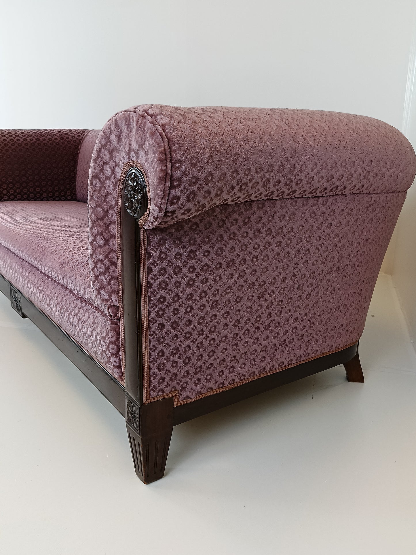Ashtonishing Antique Lilla Sofa