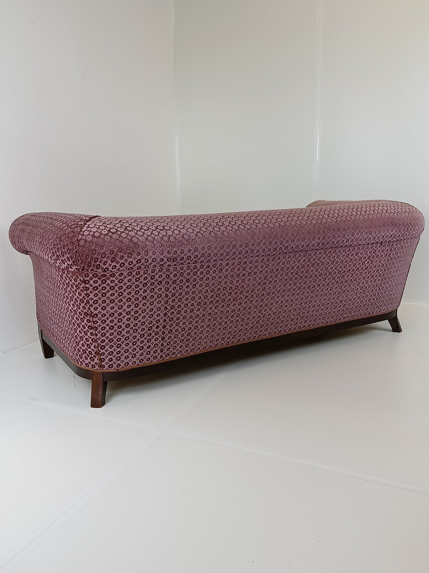 Ashtonishing Antique Lilla Sofa