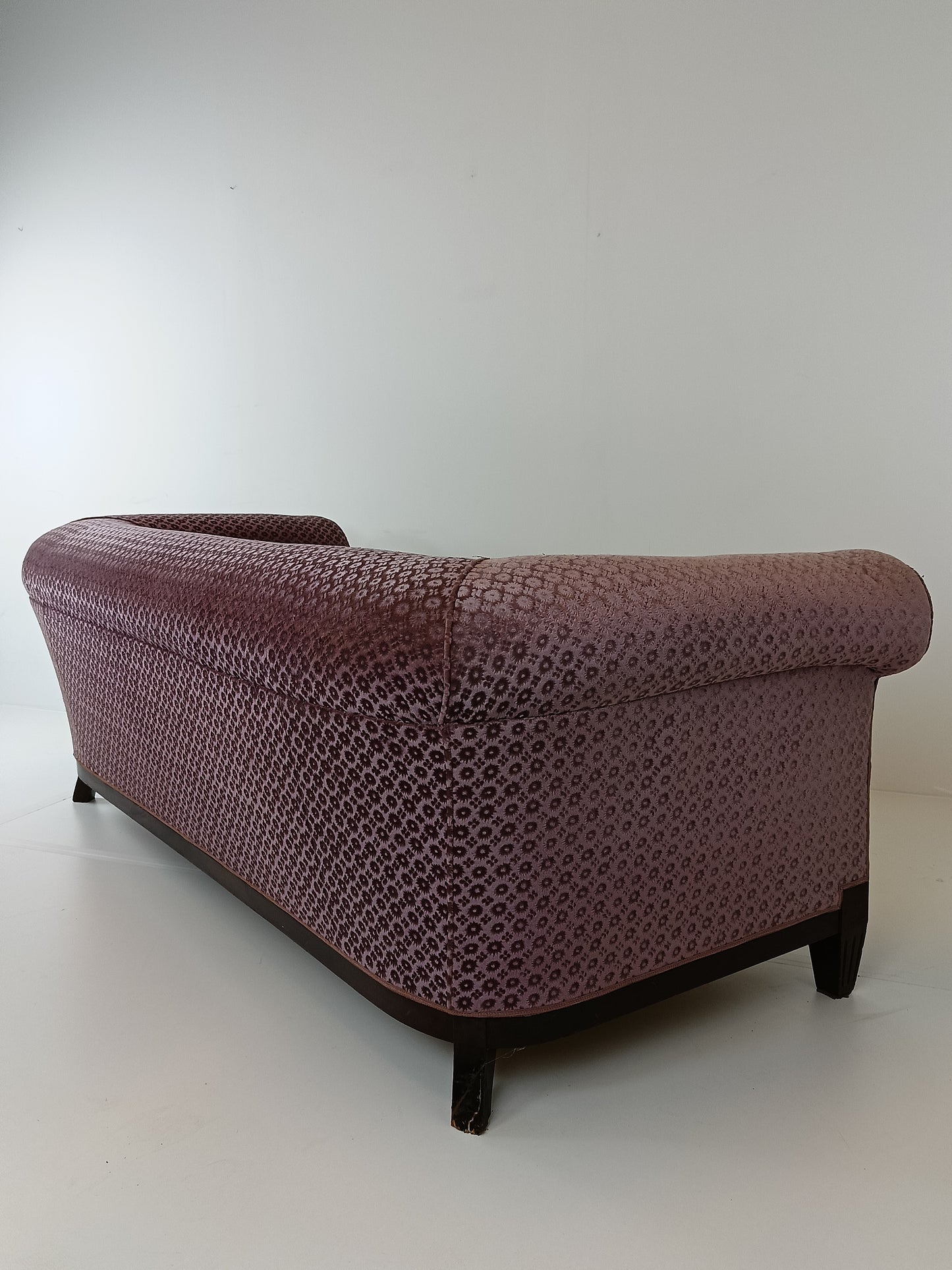 Ashtonishing Antique Lilla Sofa