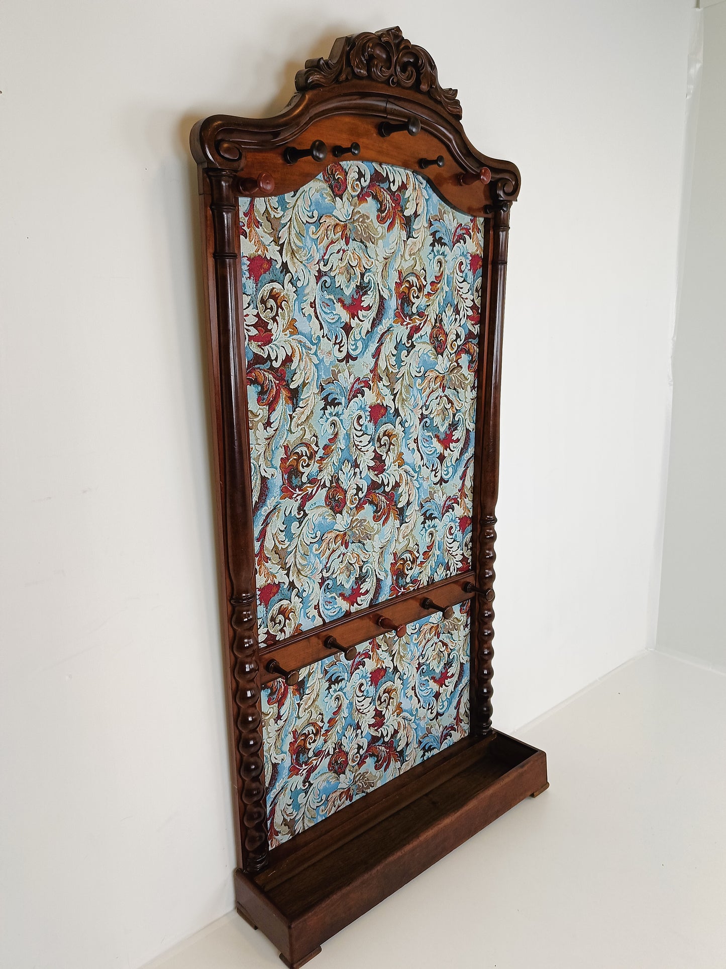 Classic Coat Rack With Notorius Upholstery