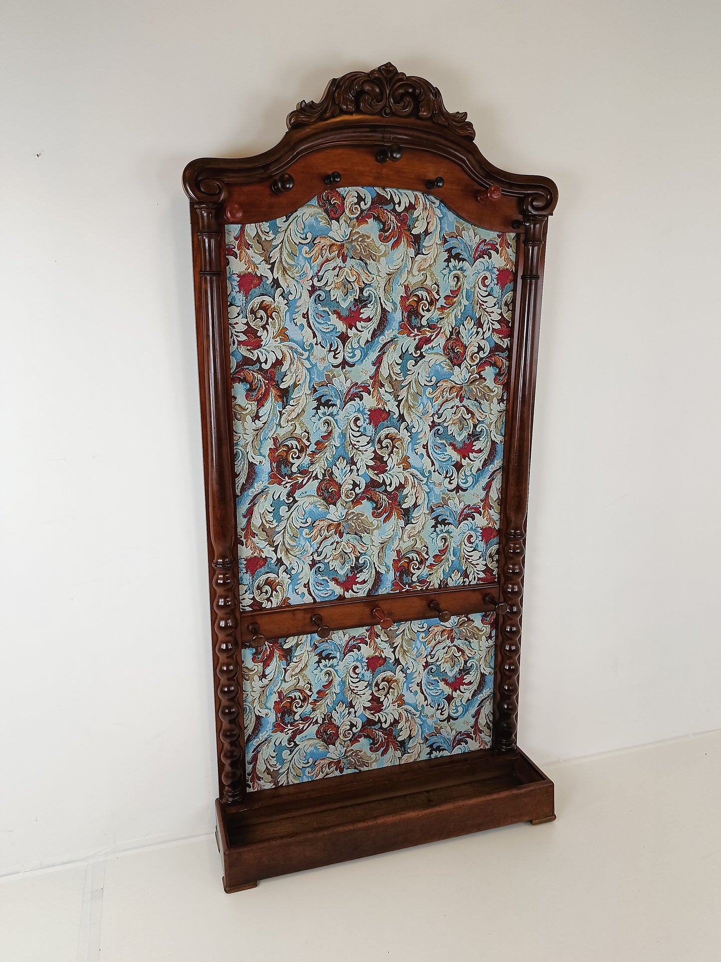 Classic Coat Rack With Notorius Upholstery