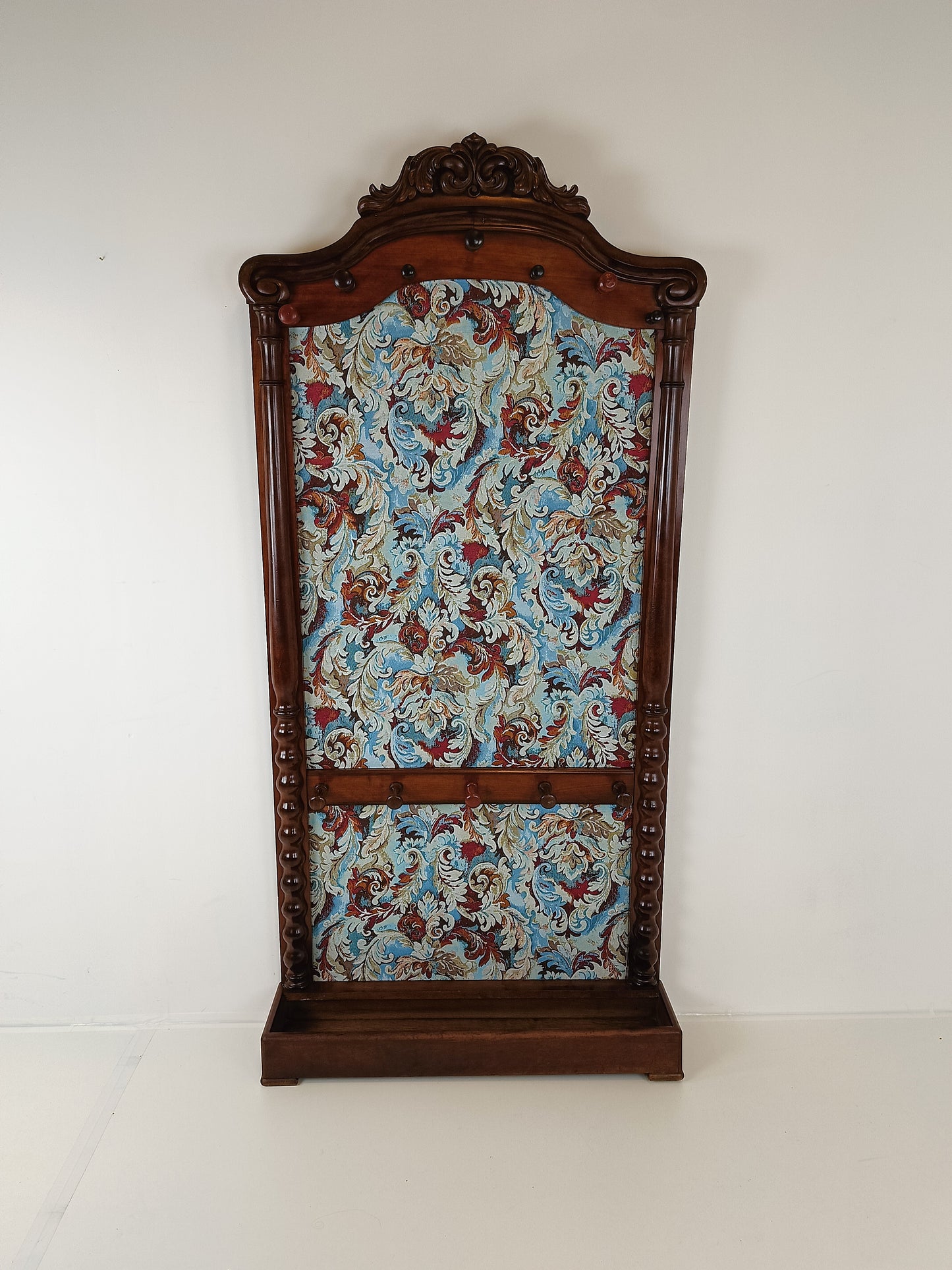 Classic Coat Rack With Notorius Upholstery