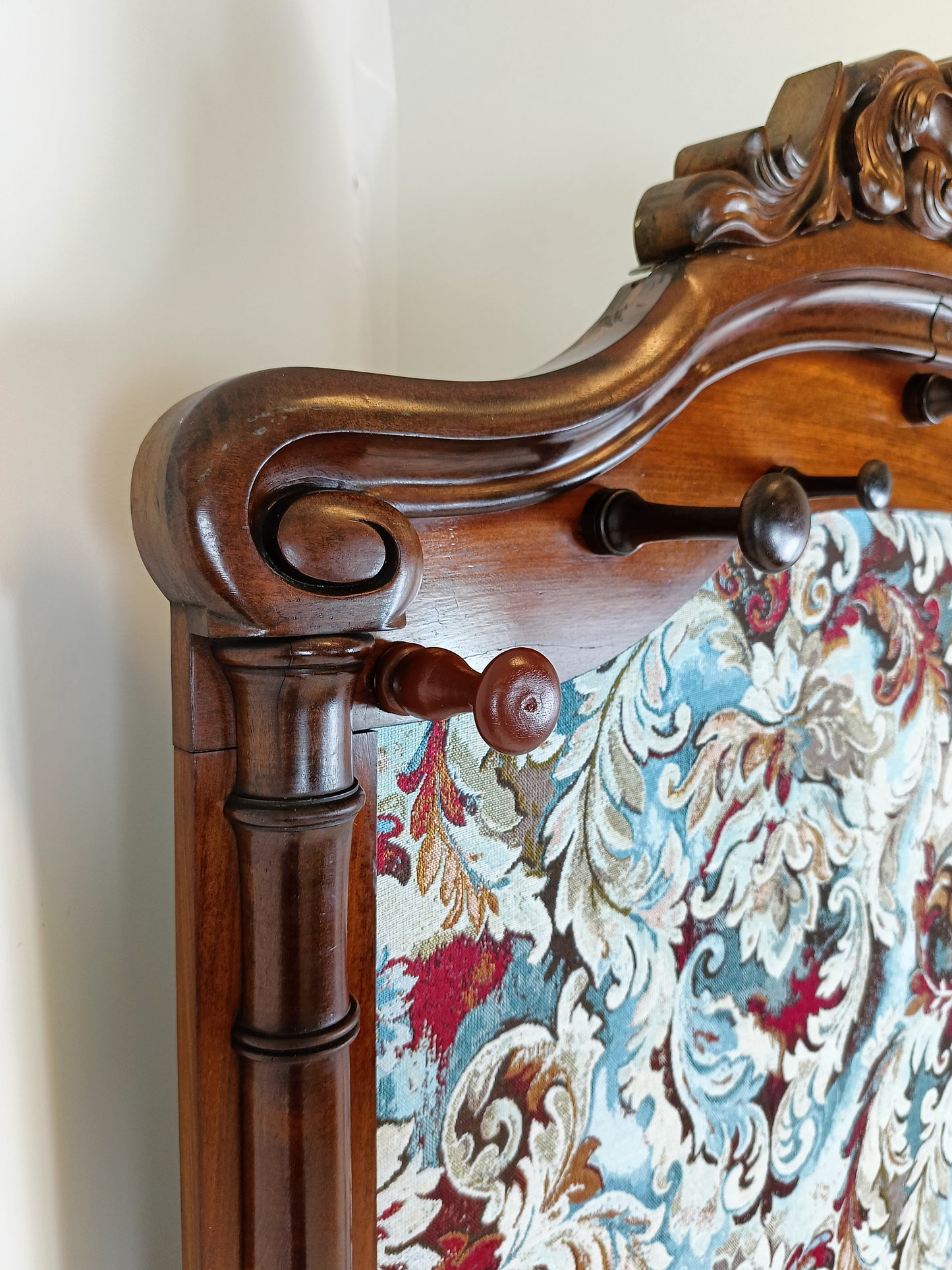 Classic Coat Rack With Notorius Upholstery