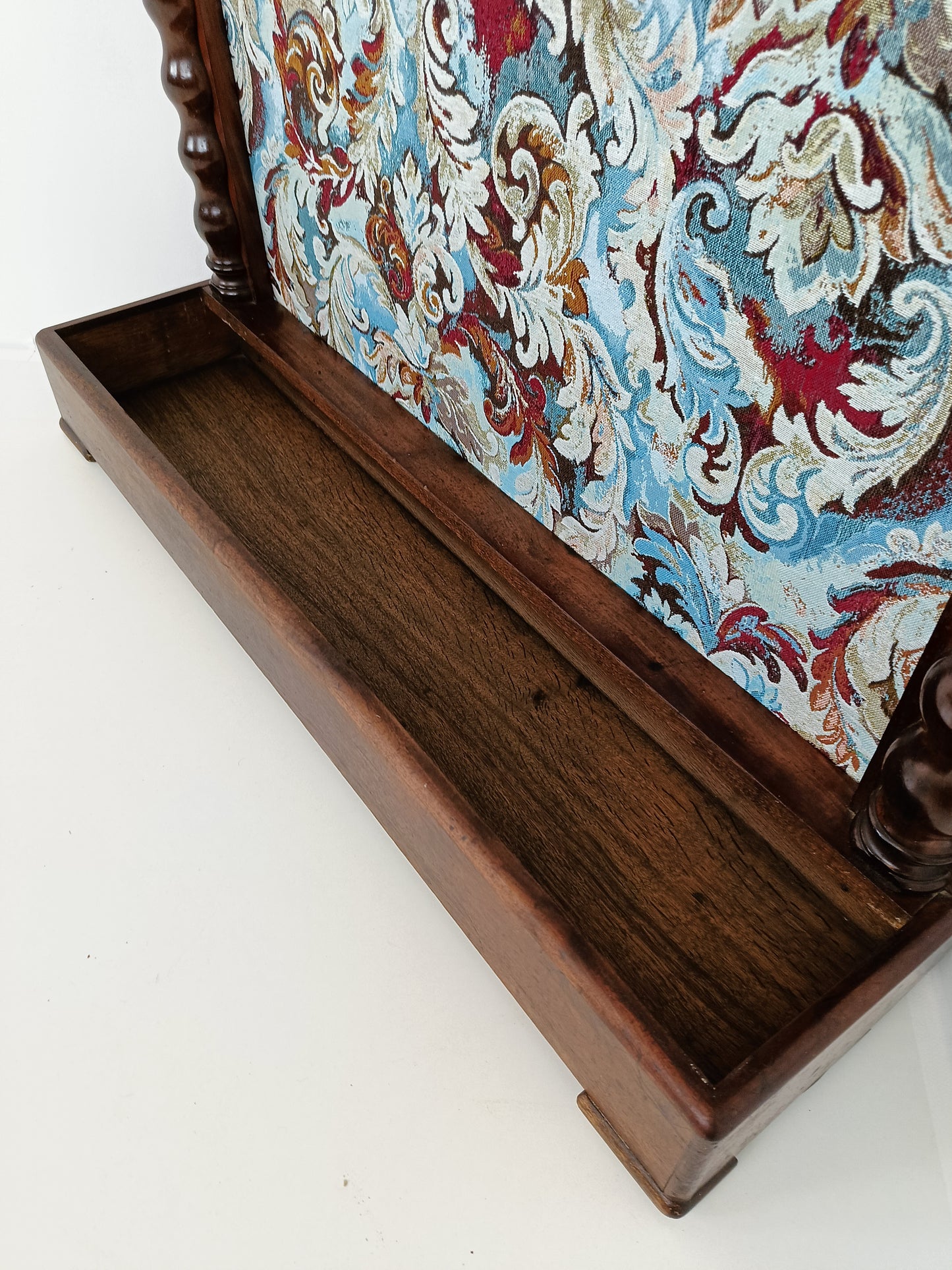 Classic Coat Rack With Notorius Upholstery