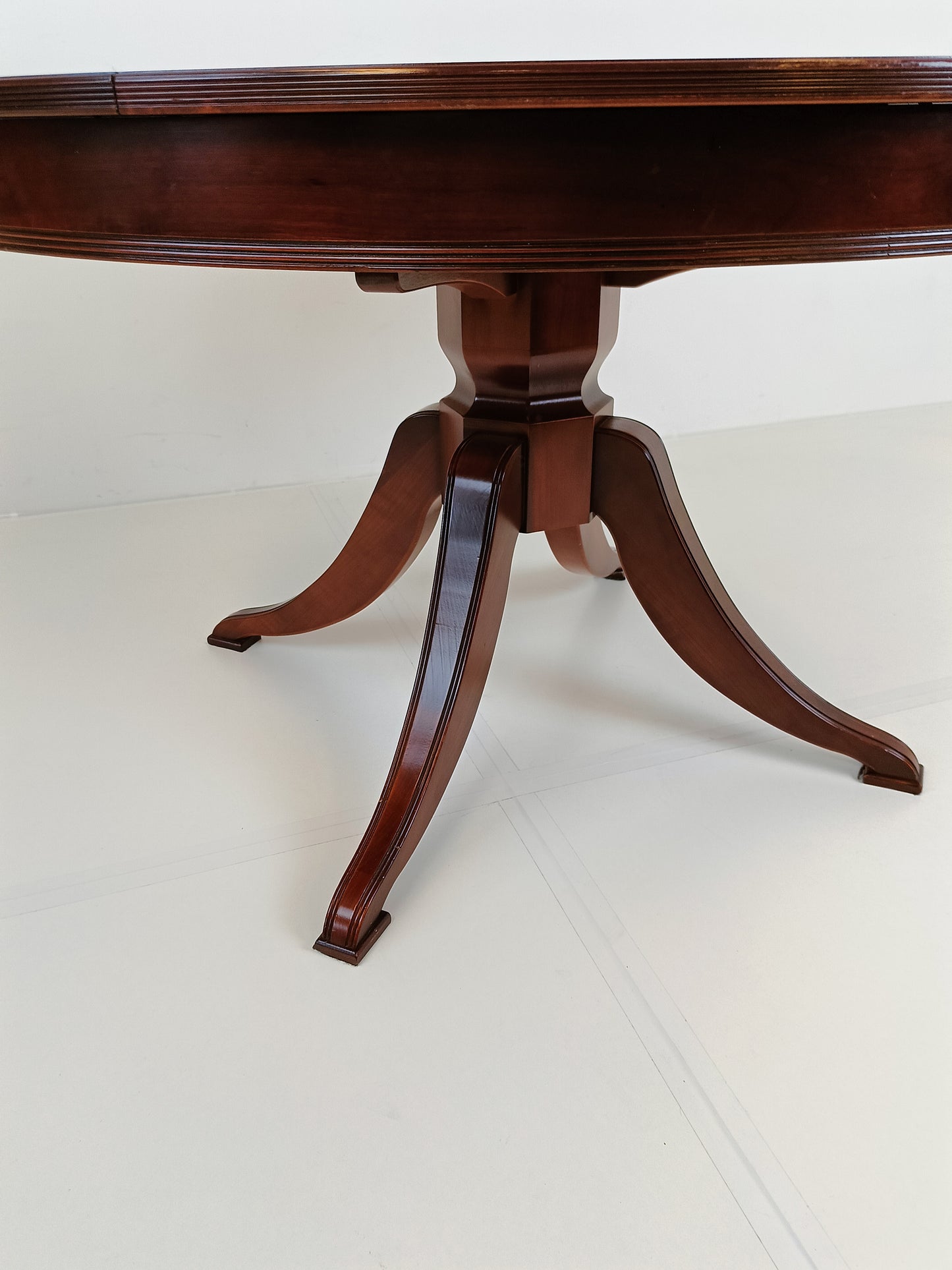 Jupe Expanding Round Table