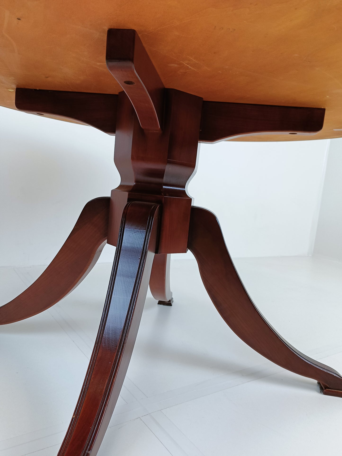 Jupe Expanding Round Table