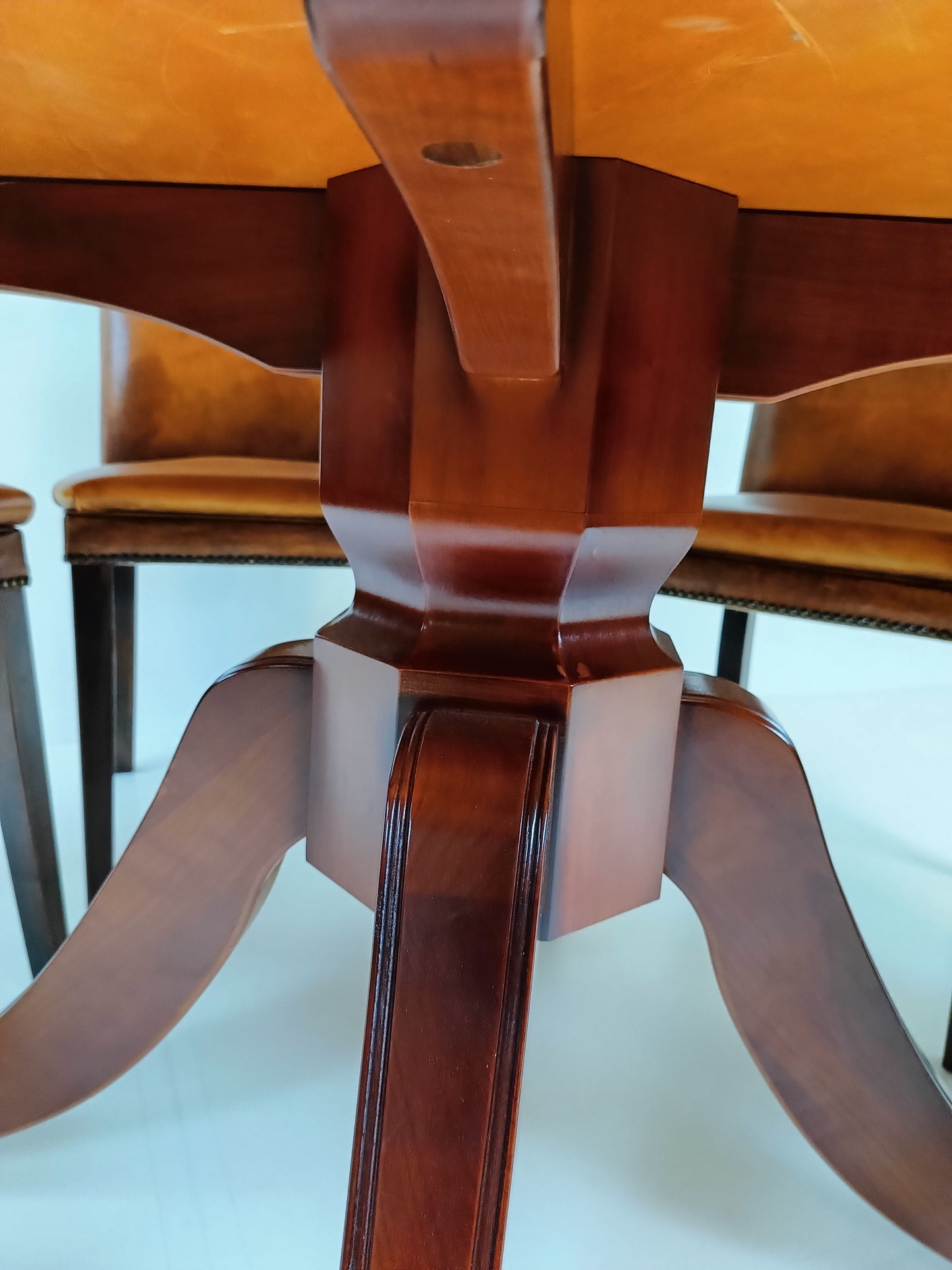 Jupe Expanding Round Table