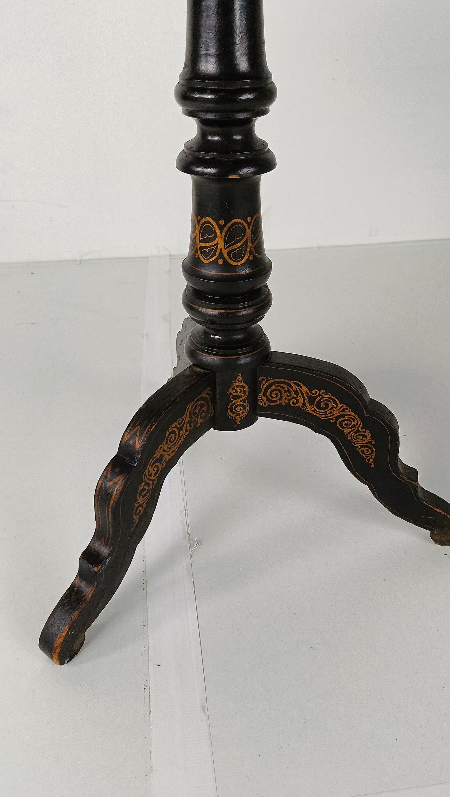 Astonishing Napoleon III Tip Top Table