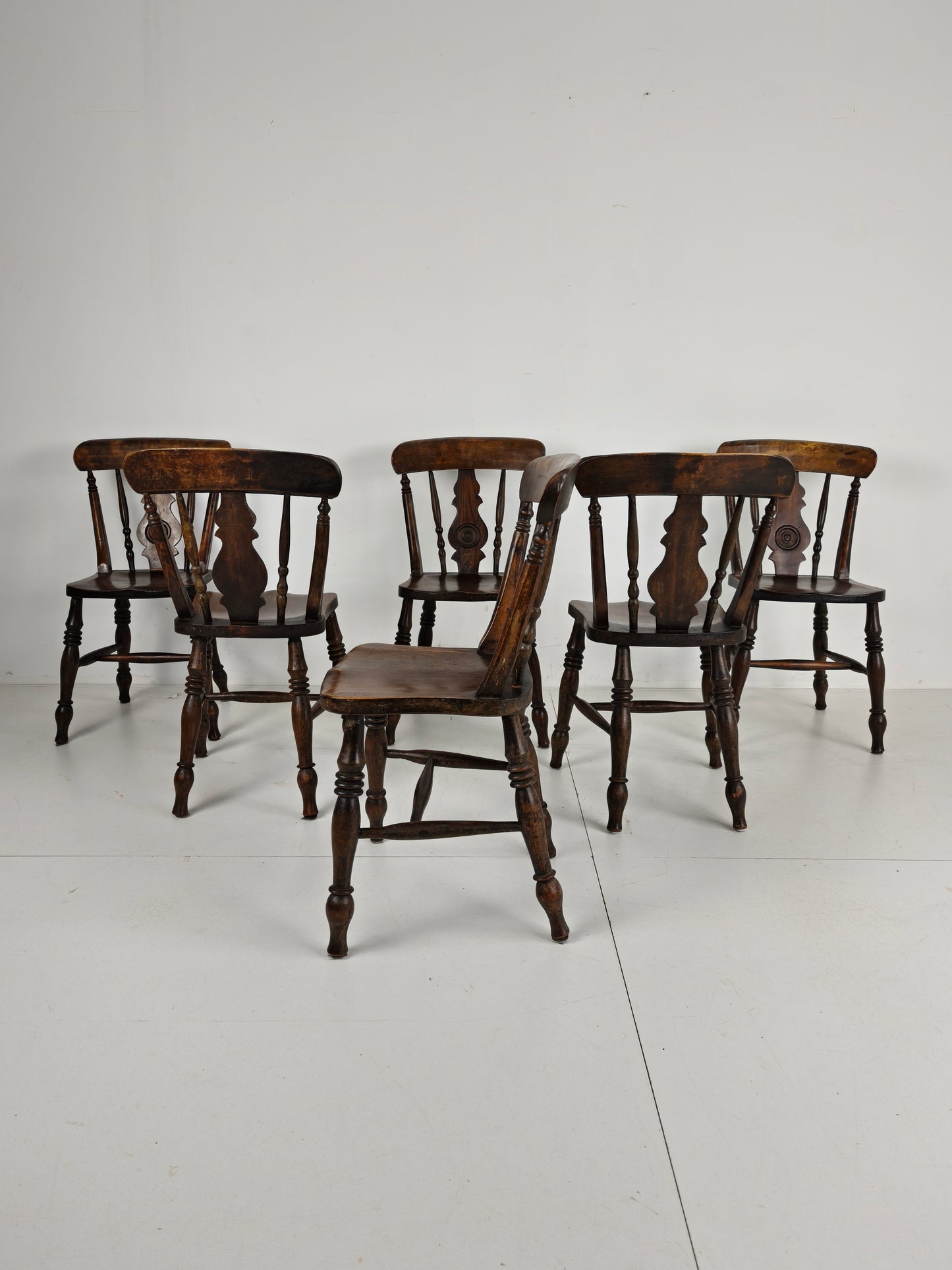 Set of 6 English Antique Farmhouse Dining Chairs – 19th Century Bullseye Back
