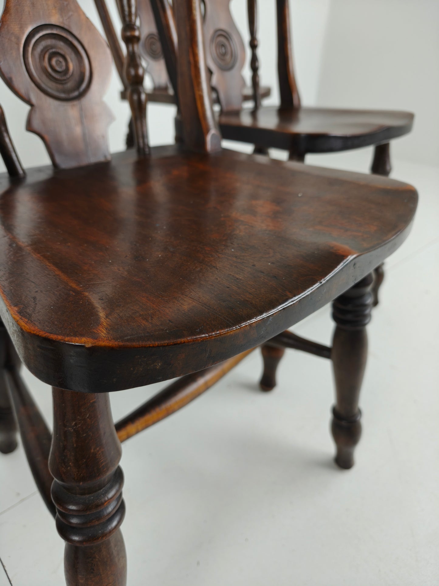 Set of 6 English Antique Farmhouse Dining Chairs – 19th Century Bullseye Back