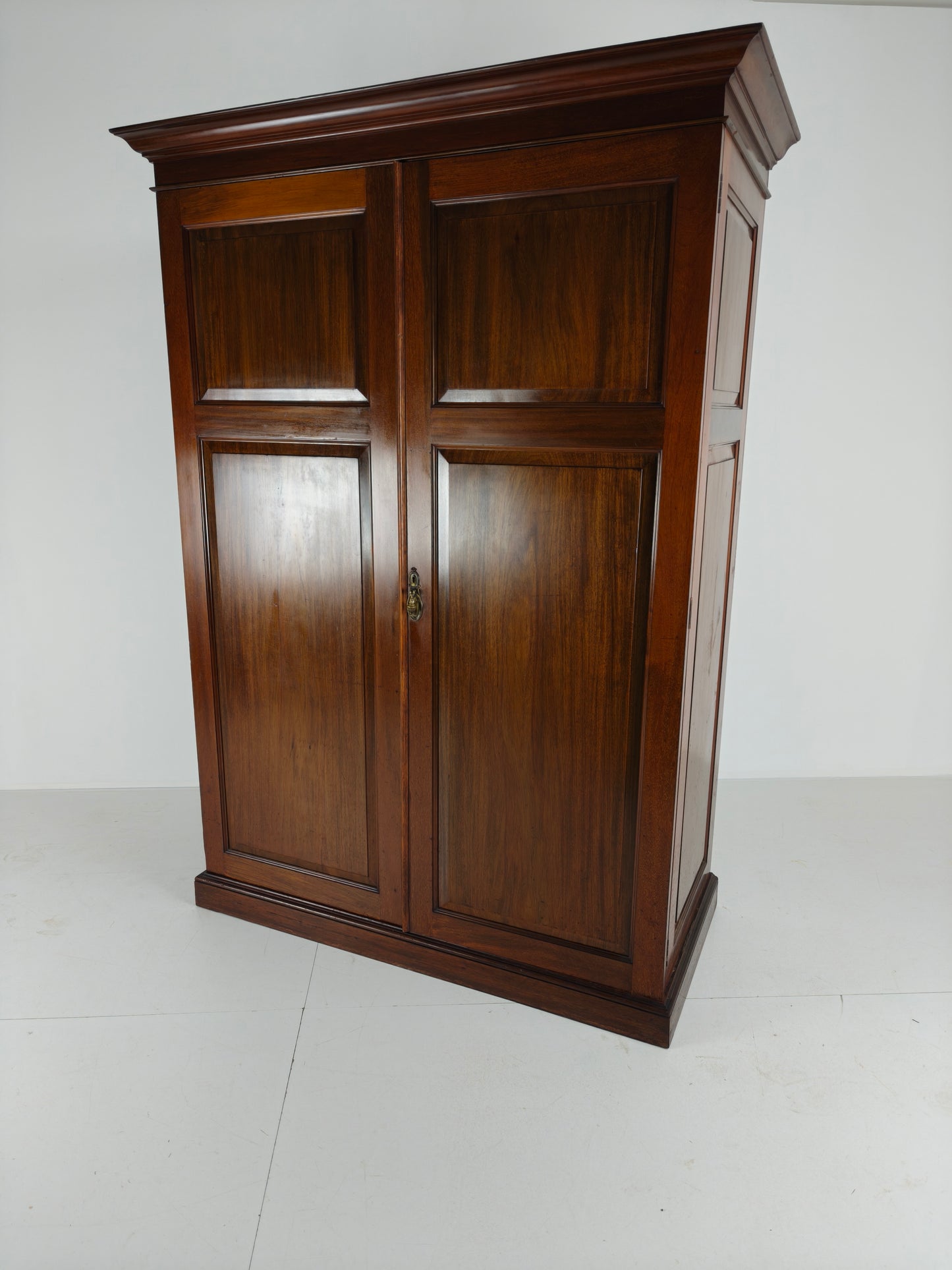 Exquisite English Mahogany Wardrobe from 1904 – the Innovation Trade-Mark, 16 New Bond Street, London