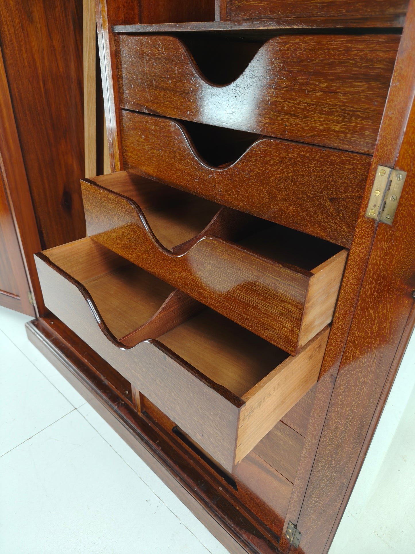 Exquisite English Mahogany Wardrobe from 1904 – the Innovation Trade-Mark, 16 New Bond Street, London