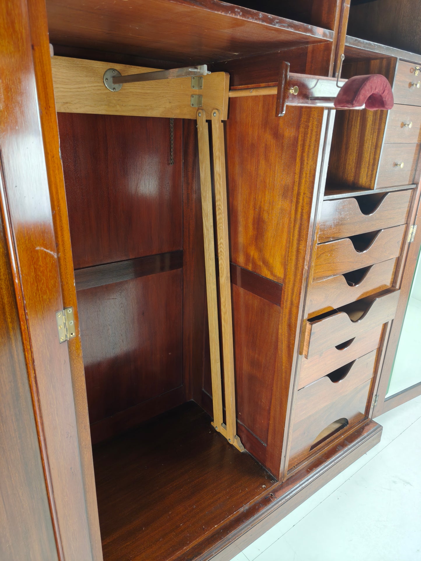 Exquisite English Mahogany Wardrobe from 1904 – the Innovation Trade-Mark, 16 New Bond Street, London