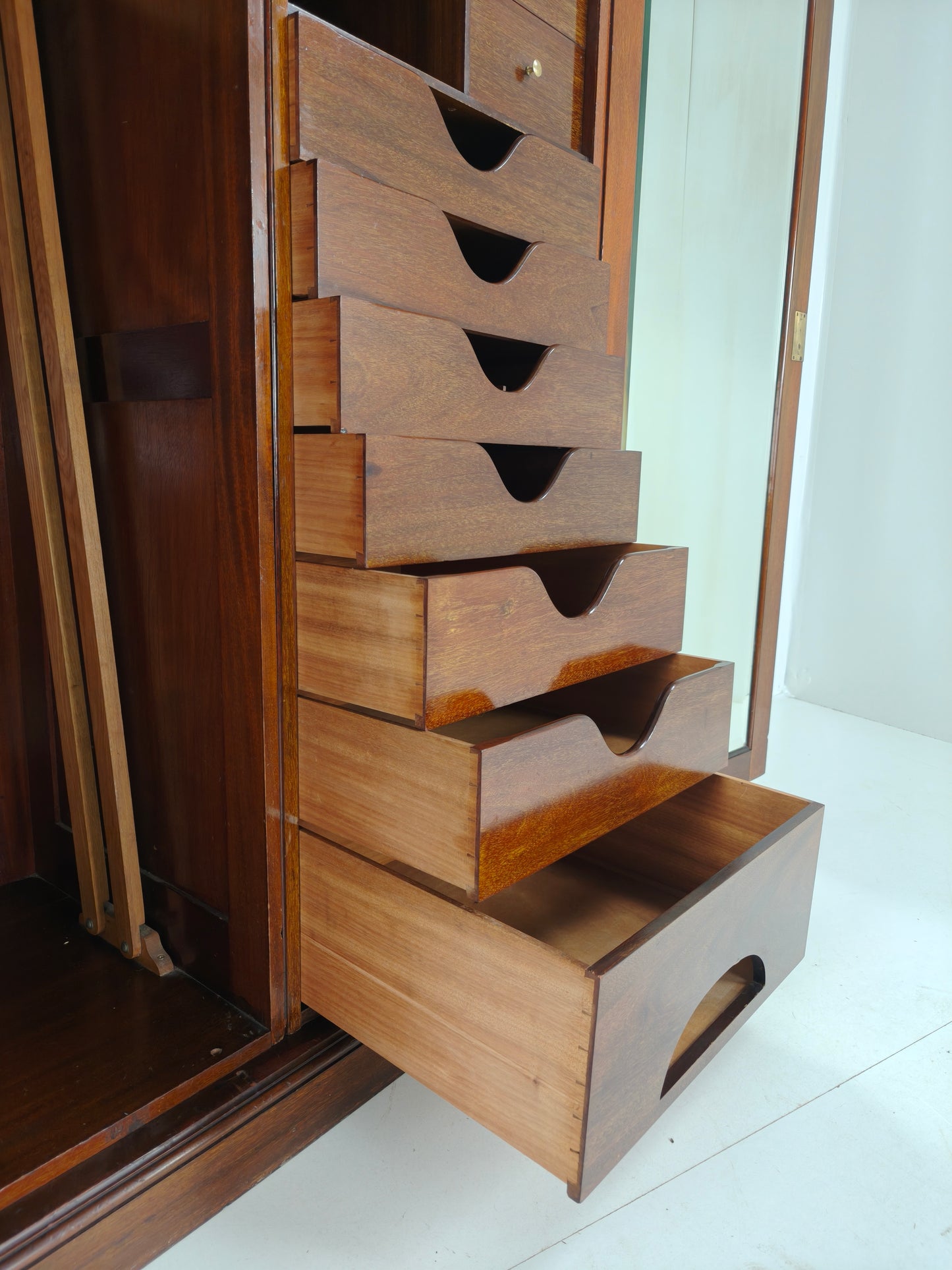 Exquisite English Mahogany Wardrobe from 1904 – the Innovation Trade-Mark, 16 New Bond Street, London