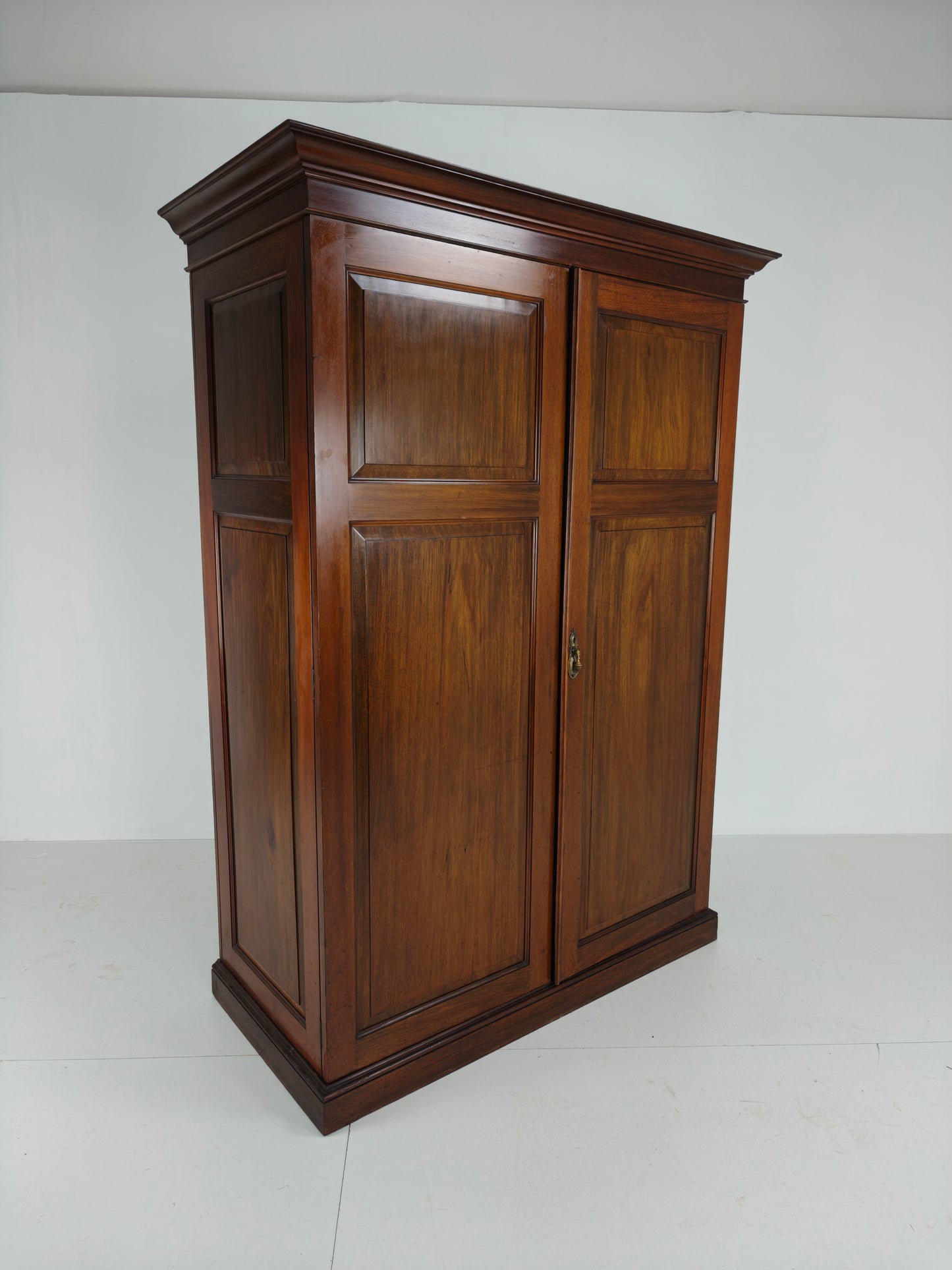 Exquisite English Mahogany Wardrobe from 1904 – the Innovation Trade-Mark, 16 New Bond Street, London