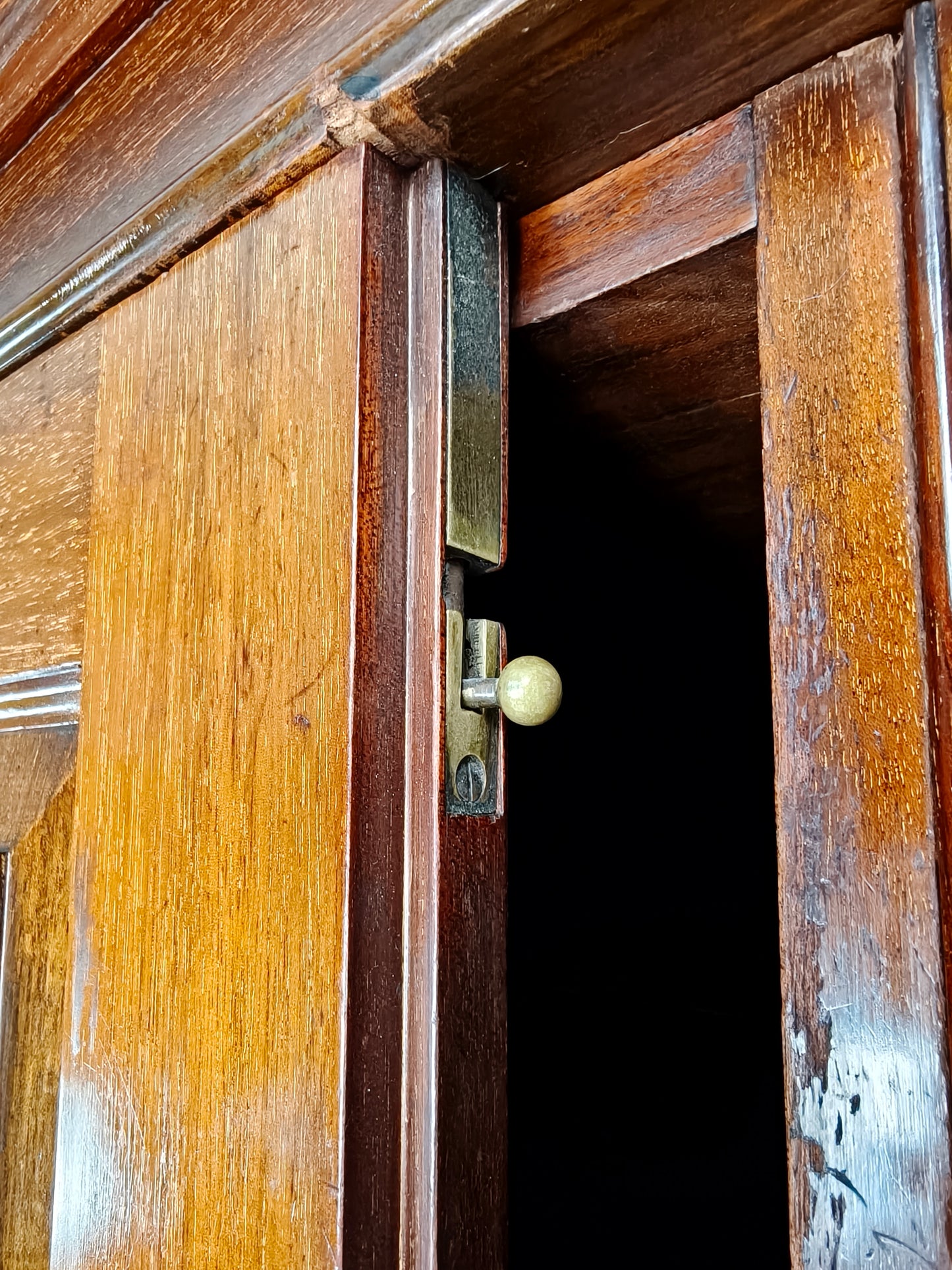 Exquisite English Mahogany Wardrobe from 1904 – the Innovation Trade-Mark, 16 New Bond Street, London
