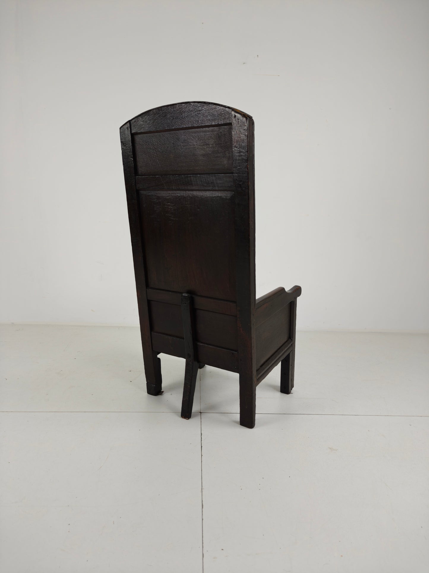 18th Century English Fireplace Chair – High Back with 5 Legs