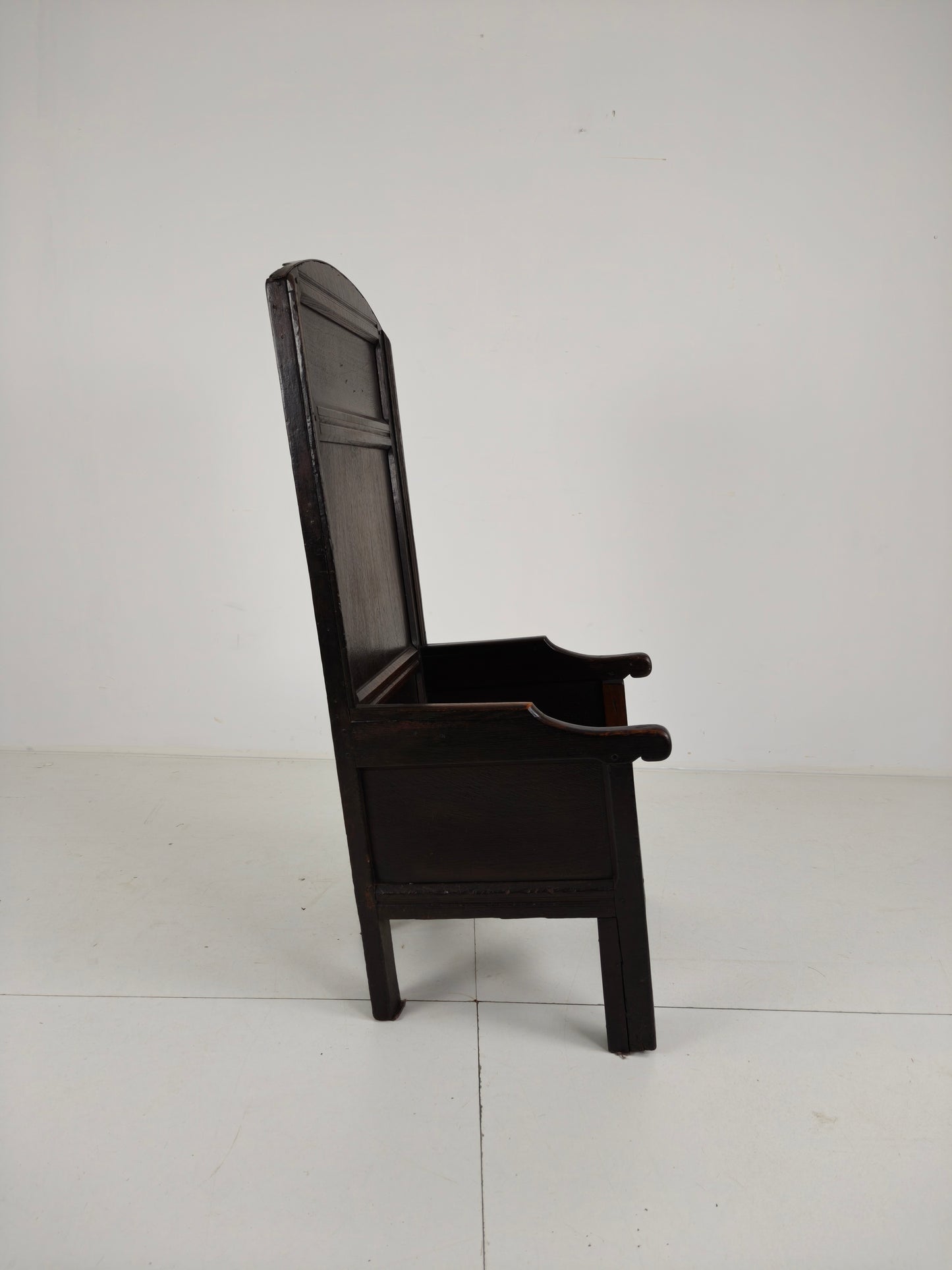 18th Century English Fireplace Chair – High Back with 5 Legs