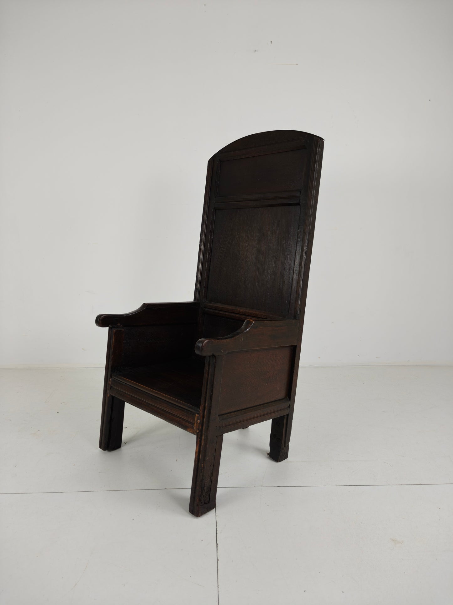 18th Century English Fireplace Chair – High Back with 5 Legs