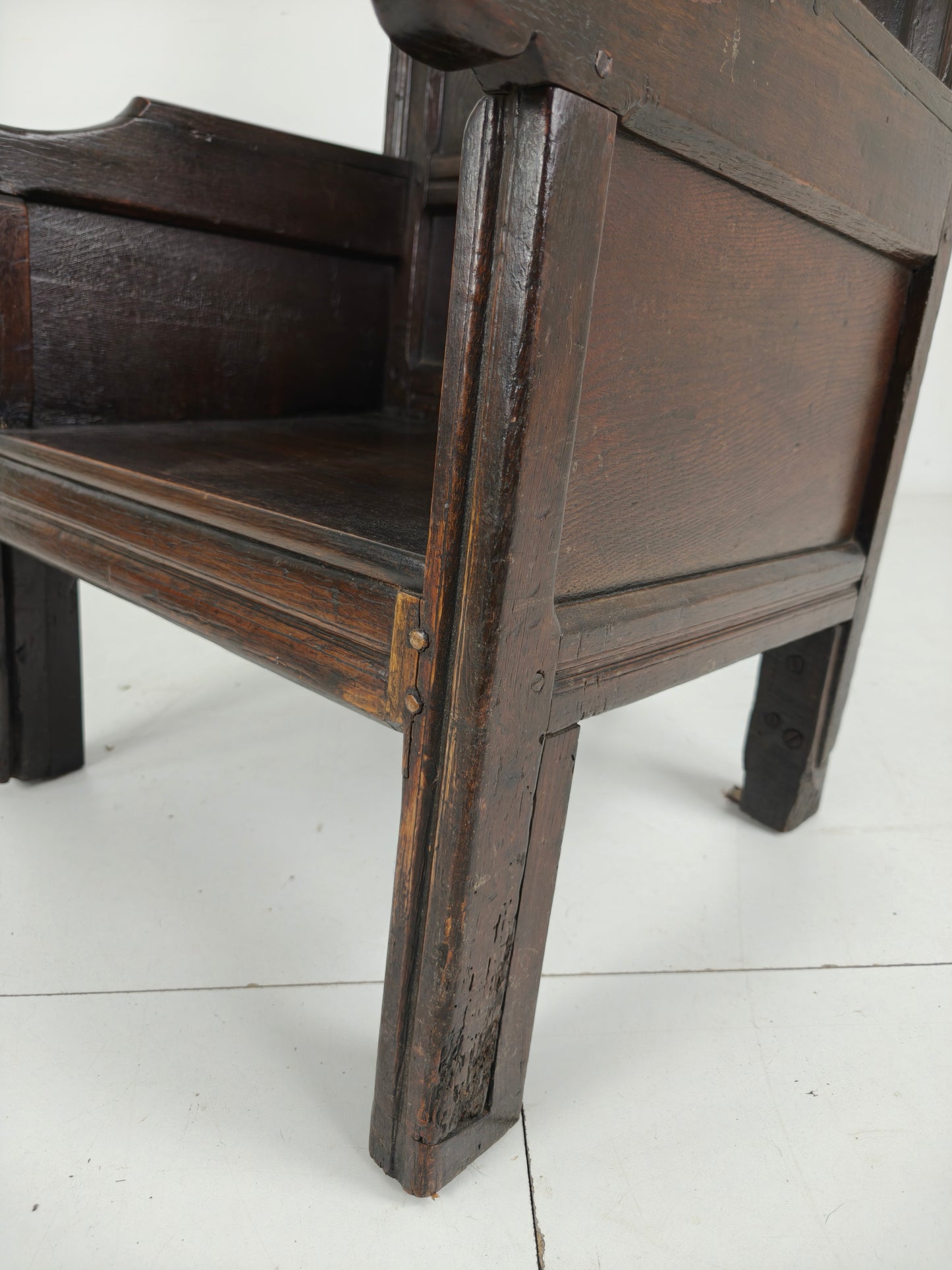 18th Century English Fireplace Chair – High Back with 5 Legs