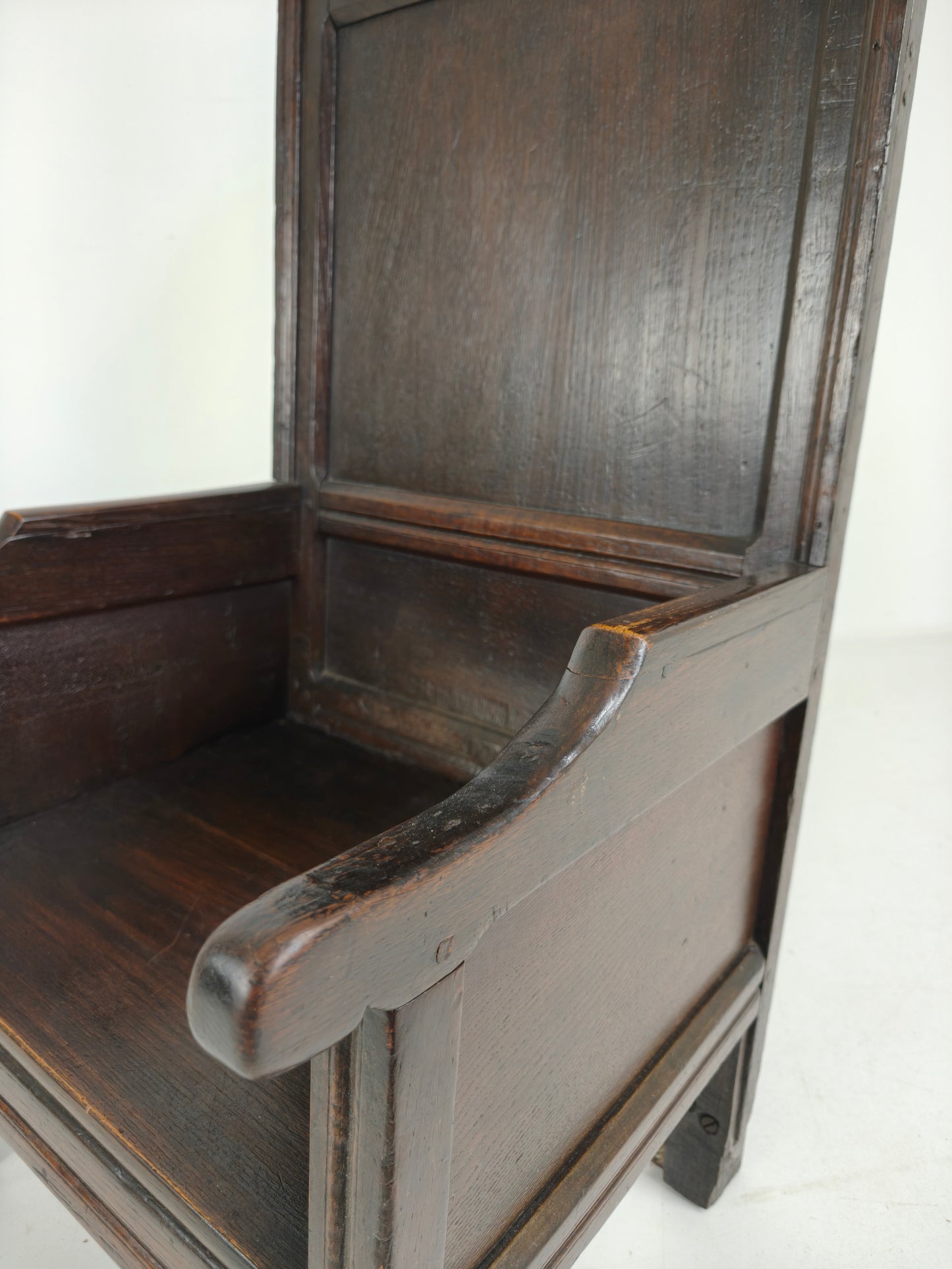 18th Century English Fireplace Chair – High Back with 5 Legs
