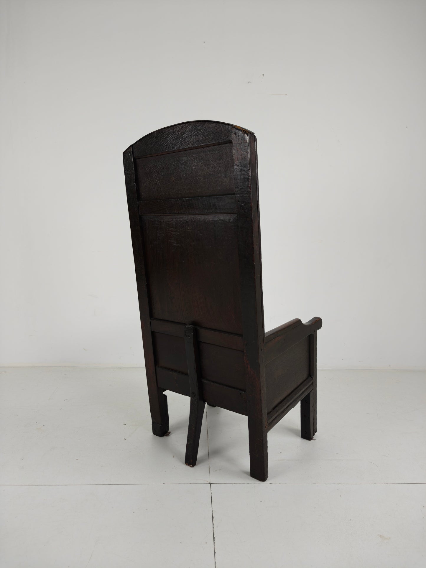 18th Century English Fireplace Chair – High Back with 5 Legs