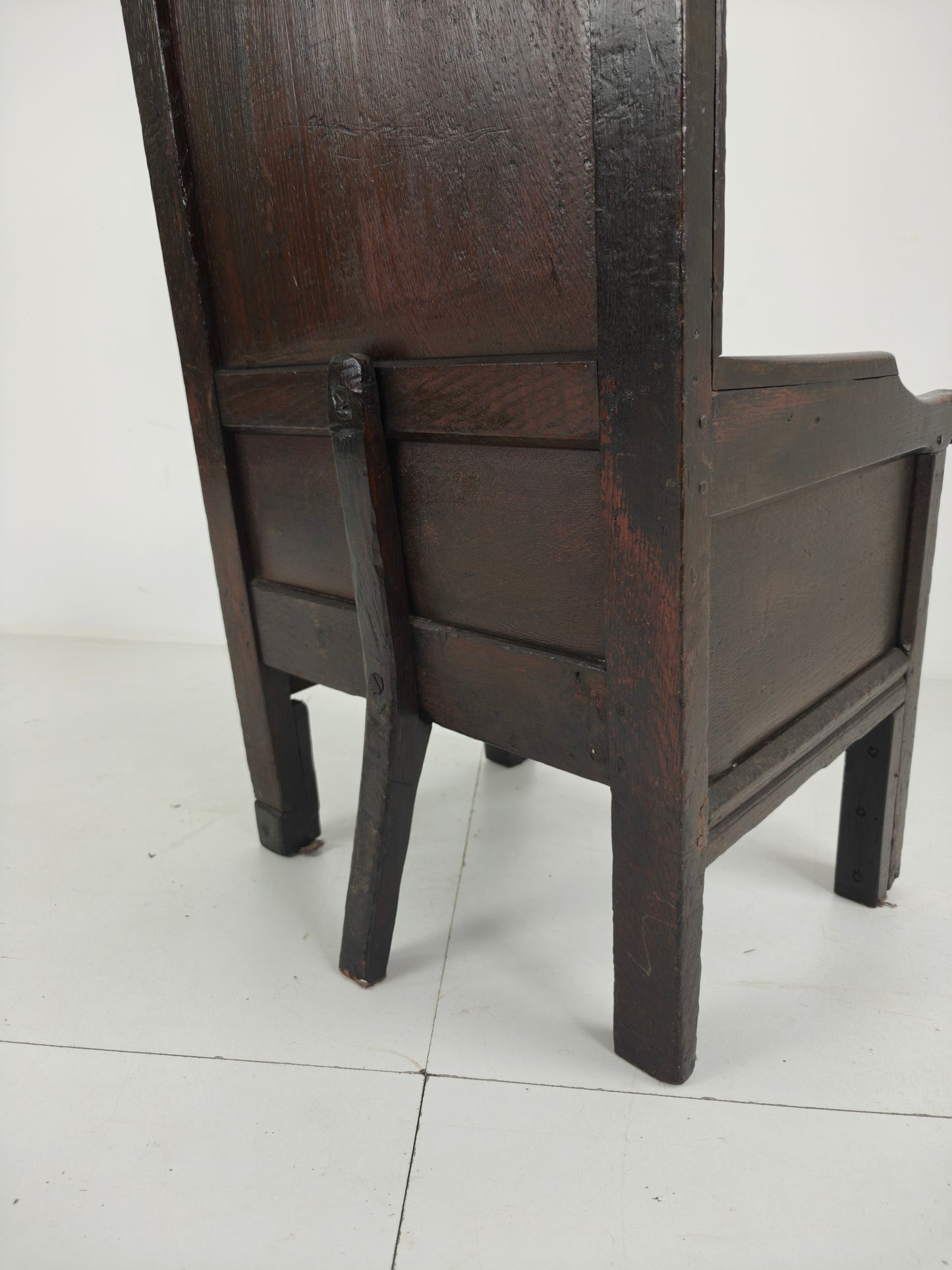 18th Century English Fireplace Chair – High Back with 5 Legs
