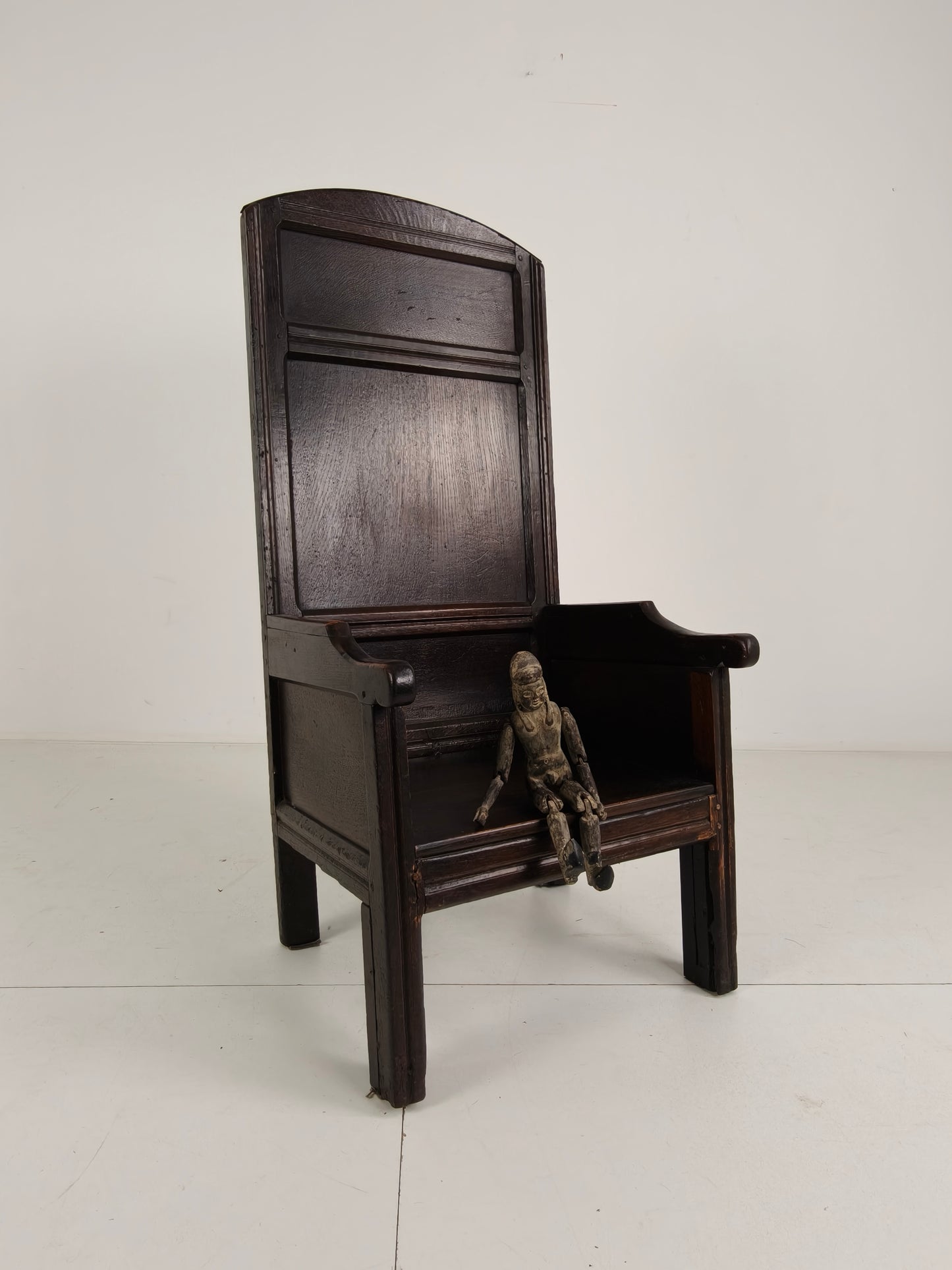 18th Century English Fireplace Chair – High Back with 5 Legs