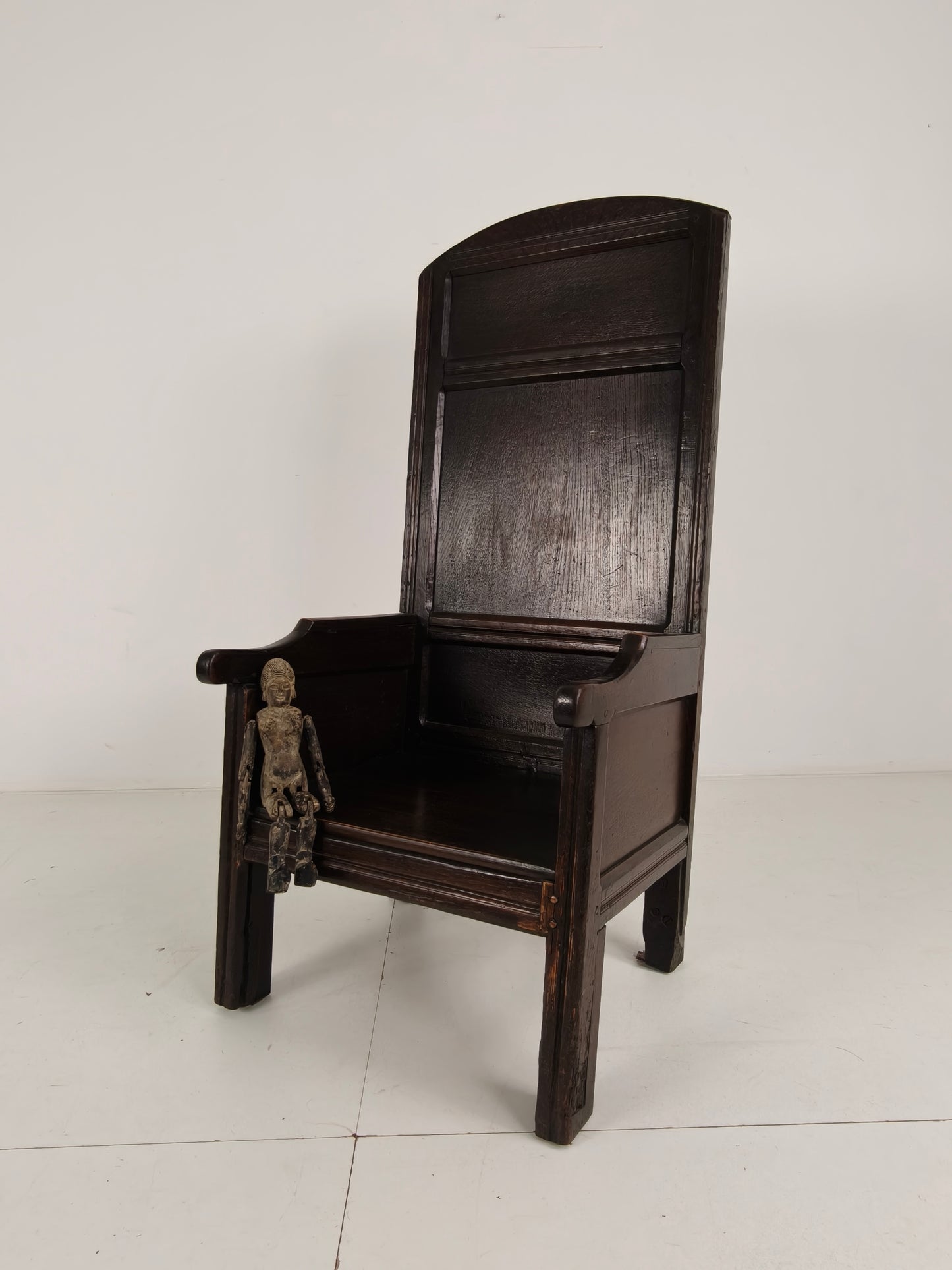 18th Century English Fireplace Chair – High Back with 5 Legs