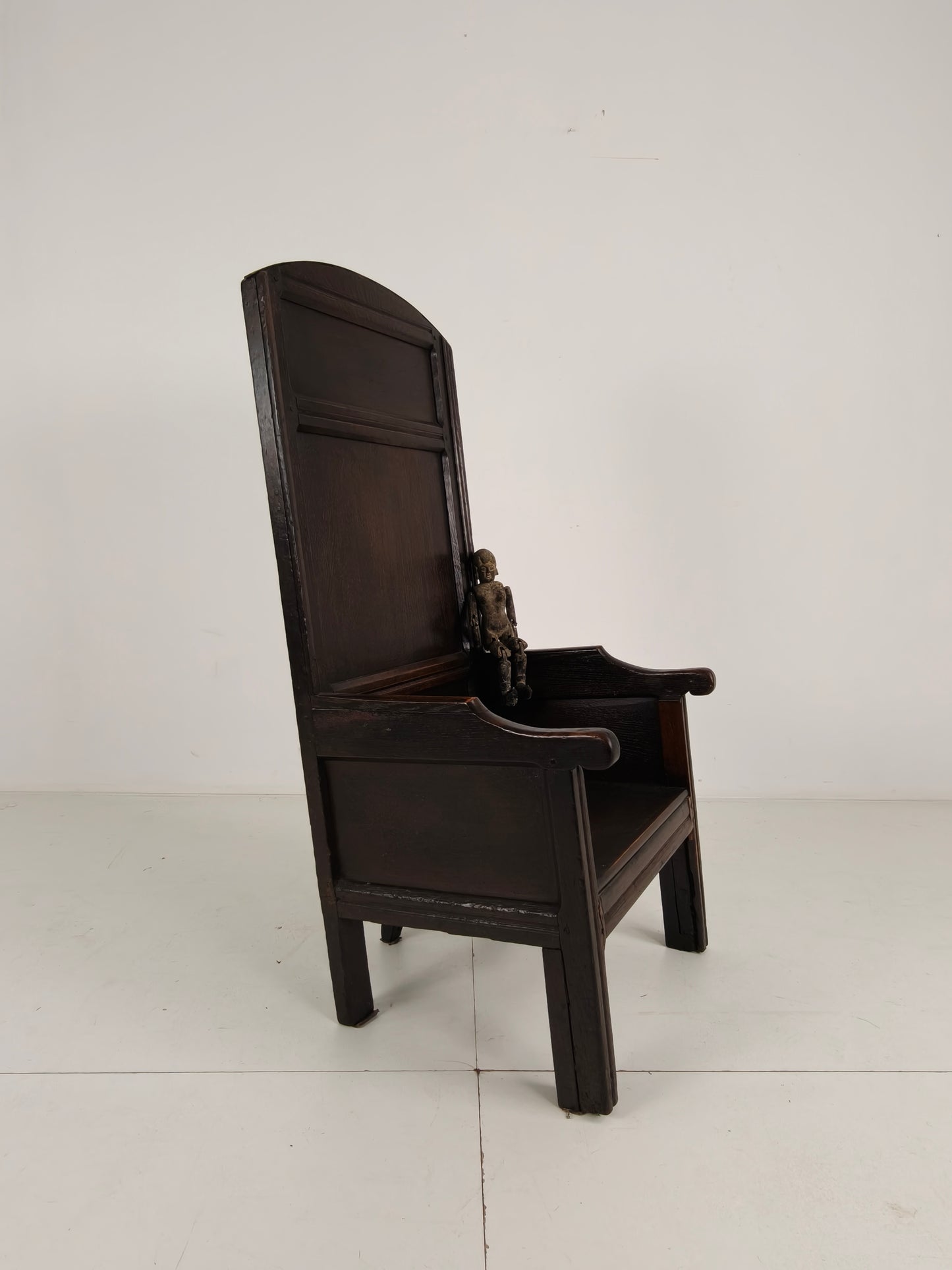 18th Century English Fireplace Chair – High Back with 5 Legs