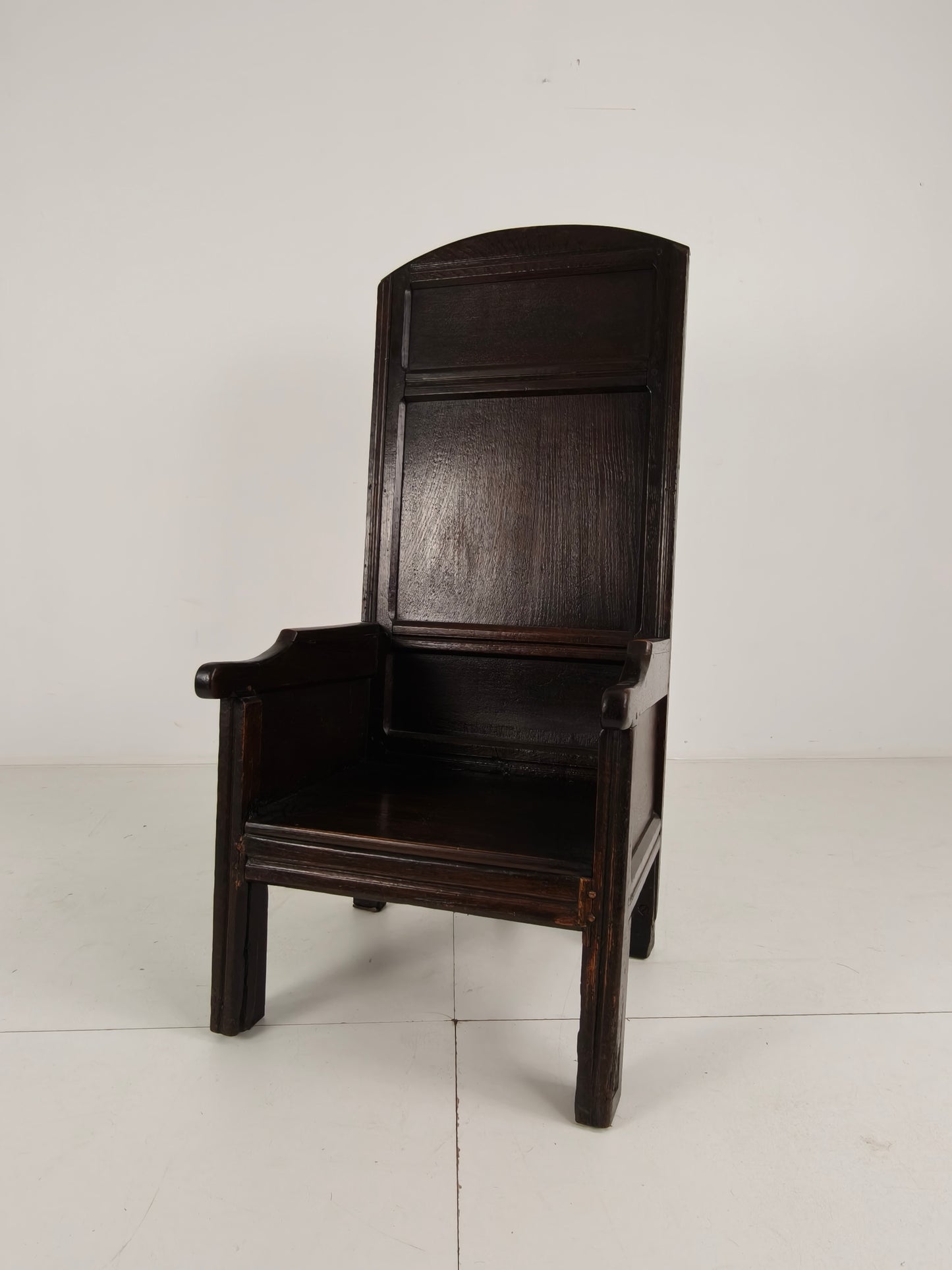 18th Century English Fireplace Chair – High Back with 5 Legs