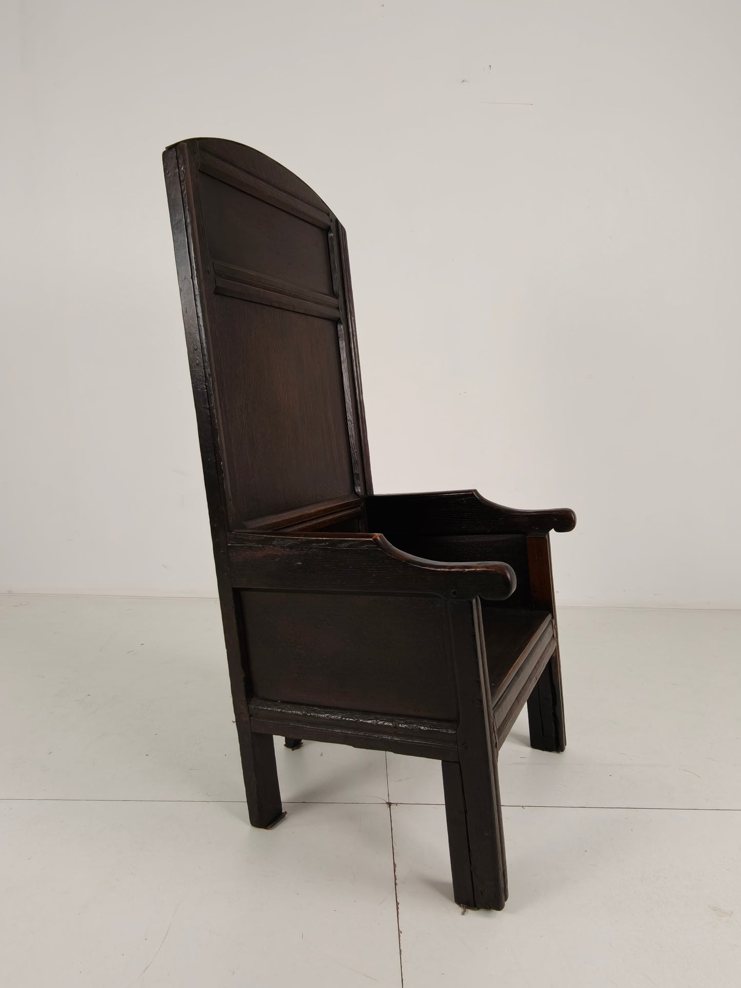 18th Century English Fireplace Chair – High Back with 5 Legs