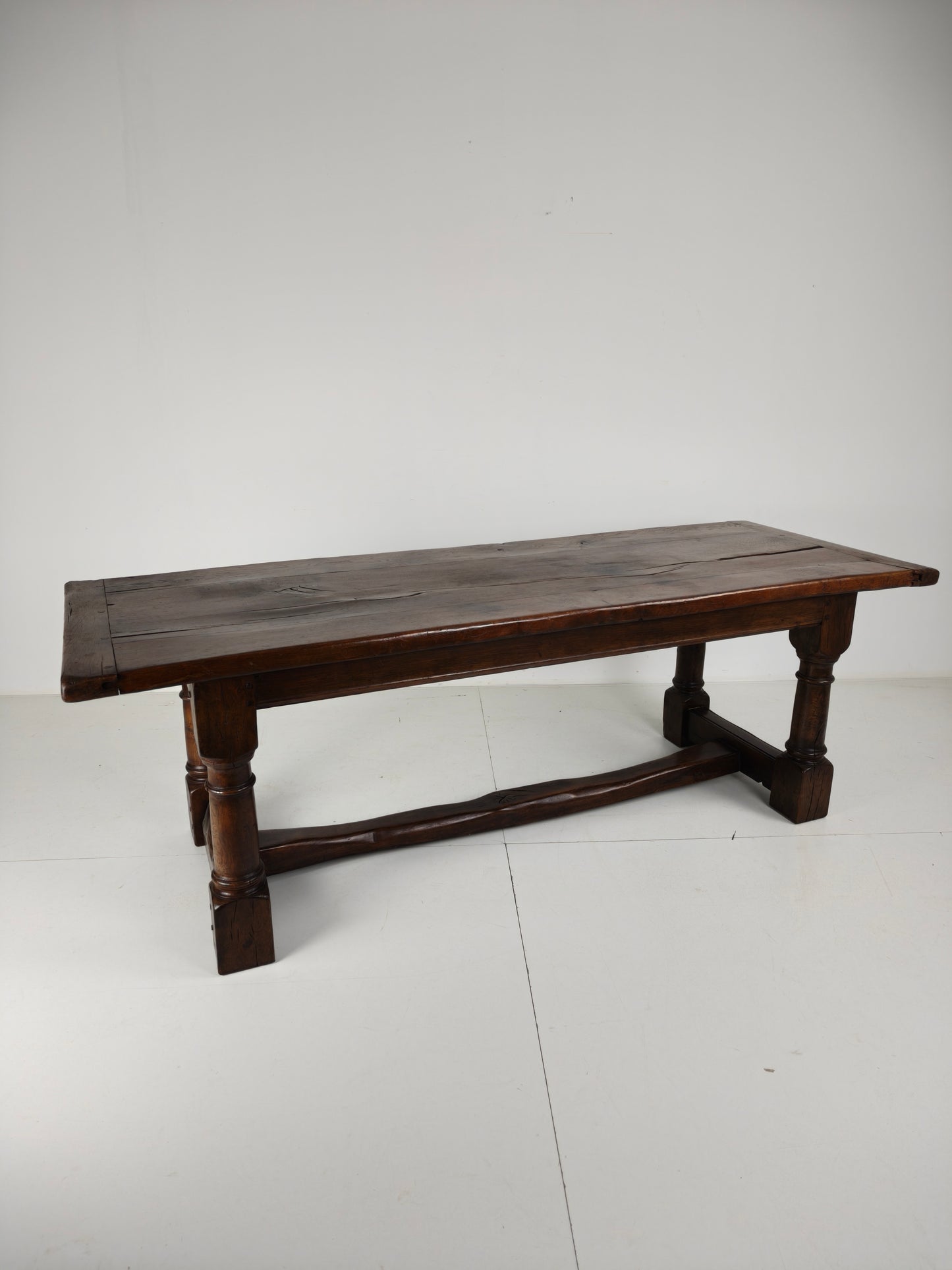 Solid English Oak Dining Table – 20th Century with Beautiful Grain & Patina