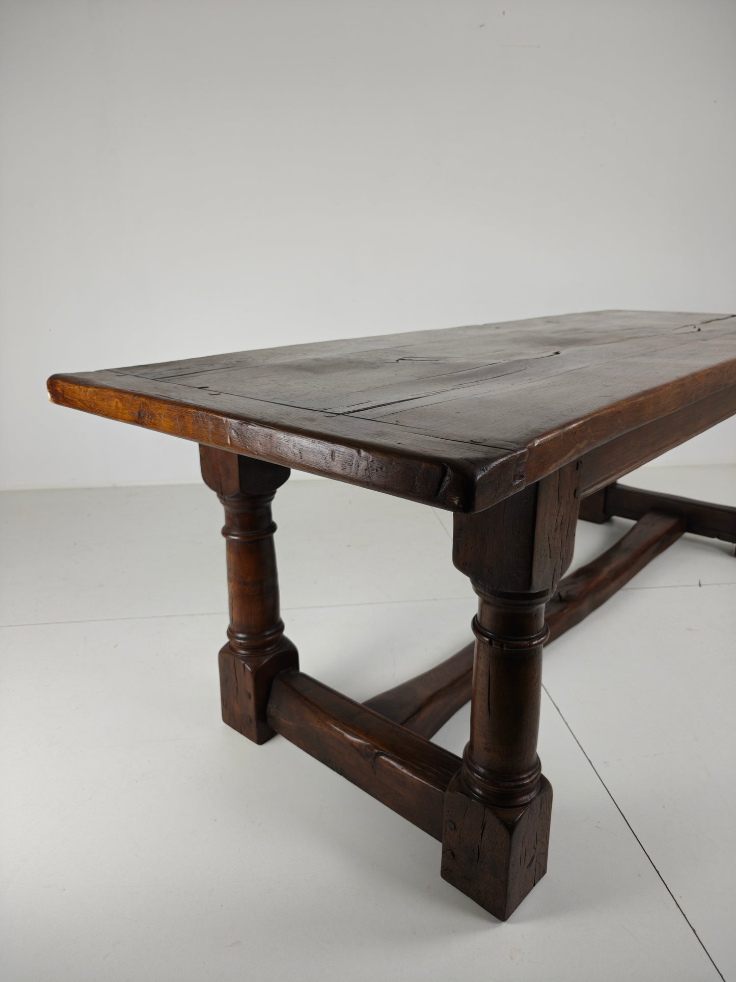 Solid English Oak Dining Table – 20th Century with Beautiful Grain & Patina