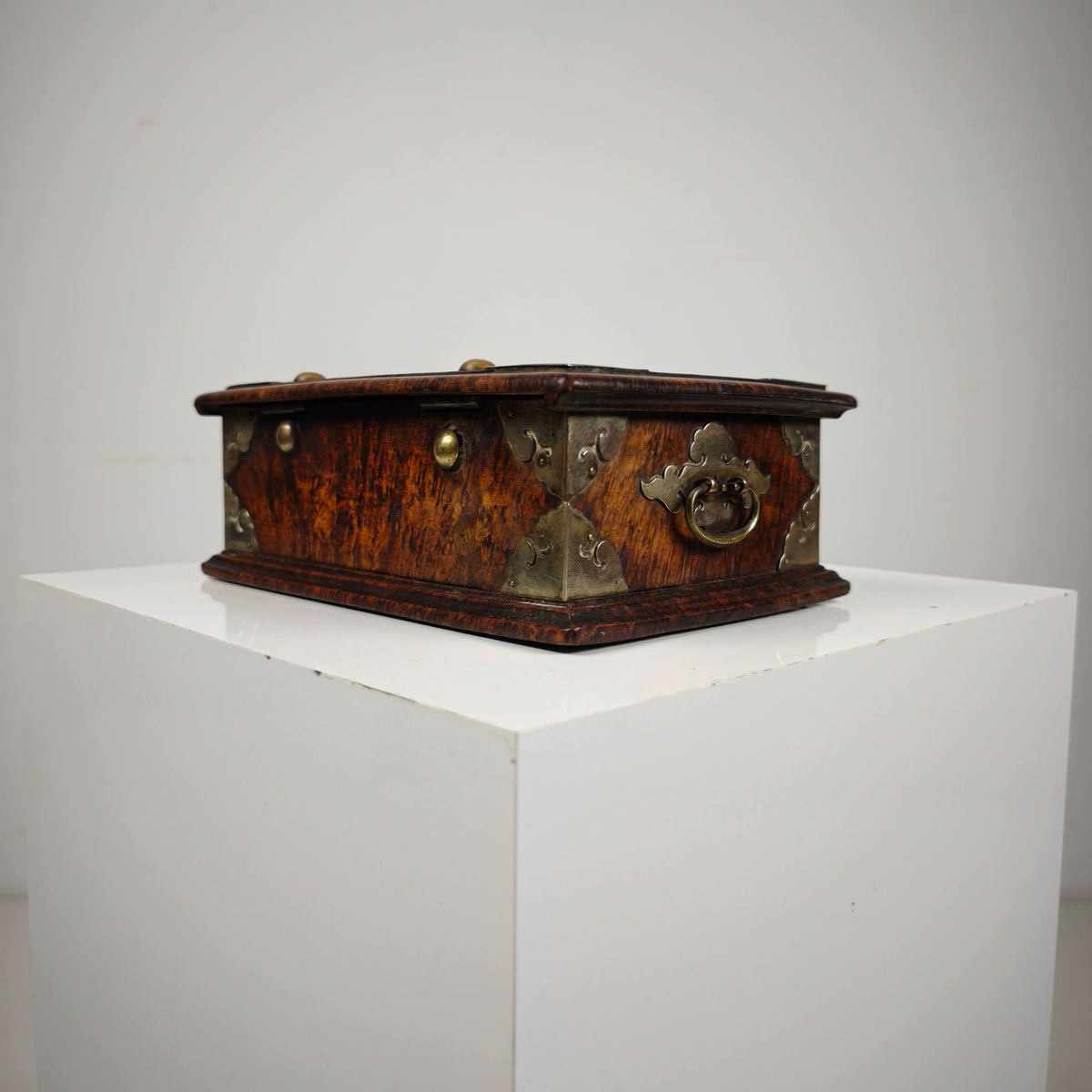 Early 18th Century Dutch Colonial Solid Amboyna Wood Casket, Batavia Early 18th Century Dutch Colonial Solid Amboyna Wood Casket, Batavia